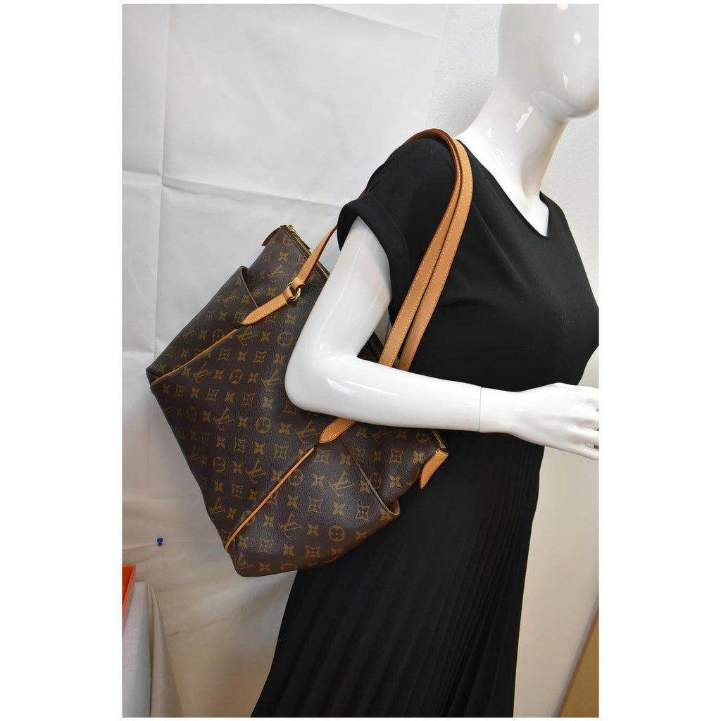 Louis Vuitton Monogram Totally MM - Brown Shoulder Bags, Handbags -  LOU752320