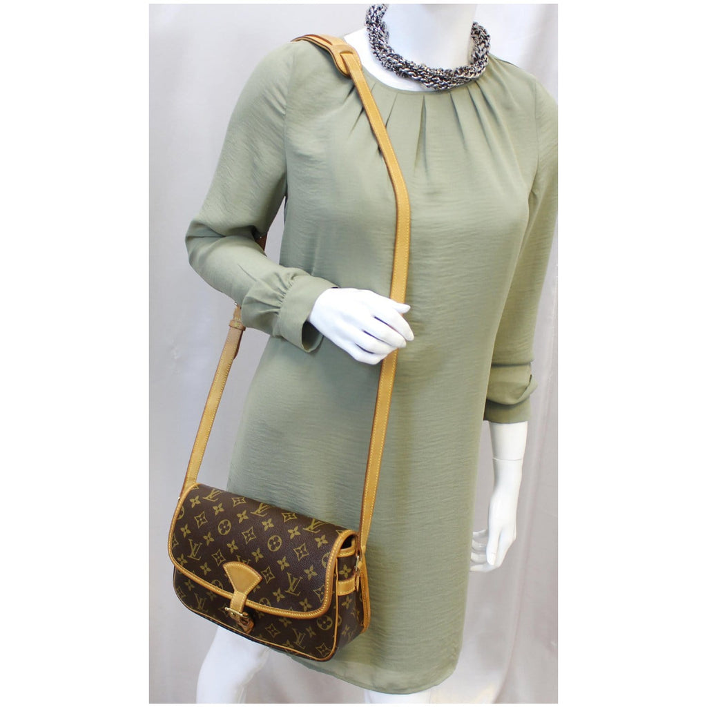 Sologne cloth handbag Louis Vuitton Brown in Cloth - 35978563