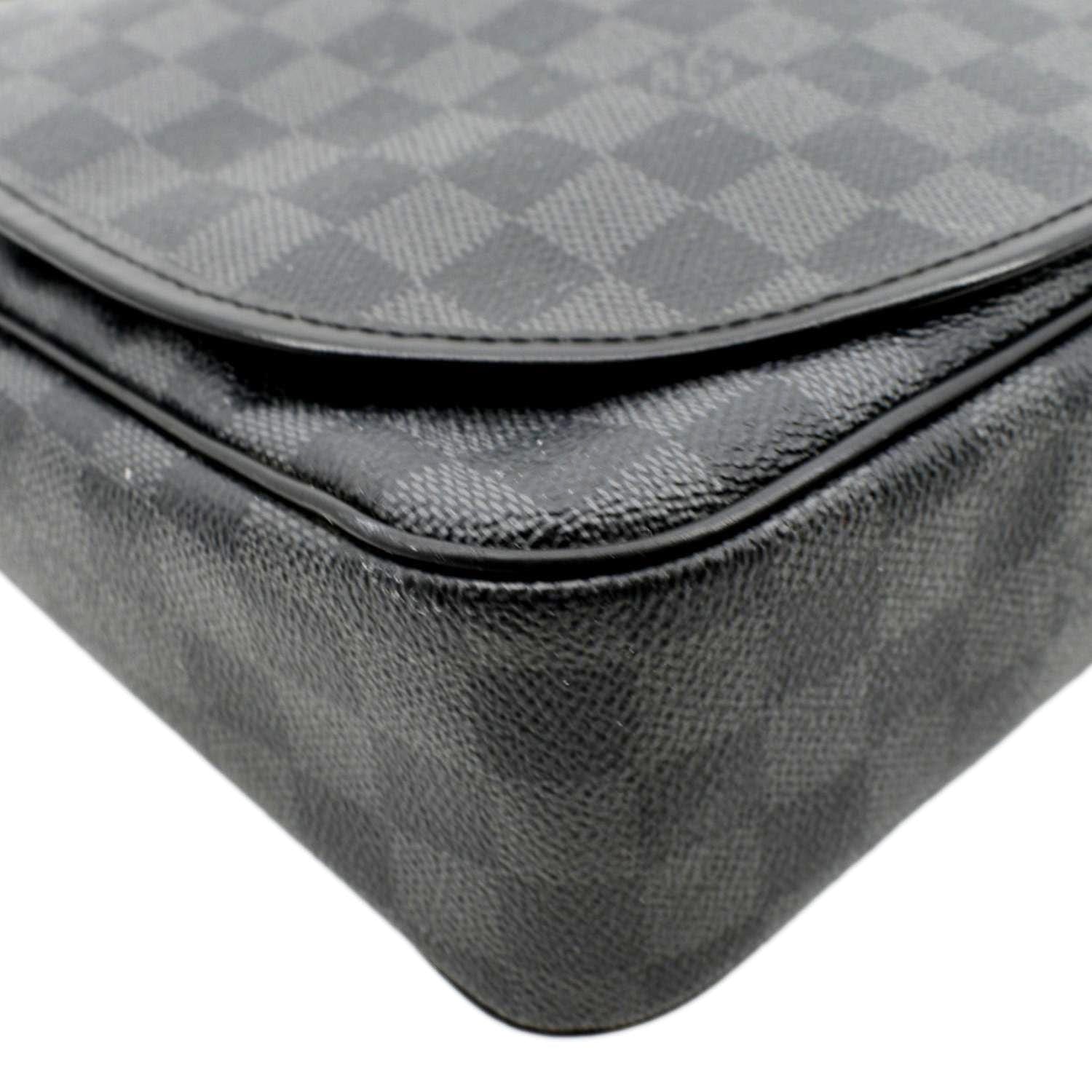 Louis Vuitton Damier Graphite District MM - Grey Messenger Bags, Bags -  LOU712713