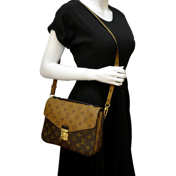 LOUIS VUITTON Metis Pochette Reverse Monogram Canvas Crossbody Bag Brown