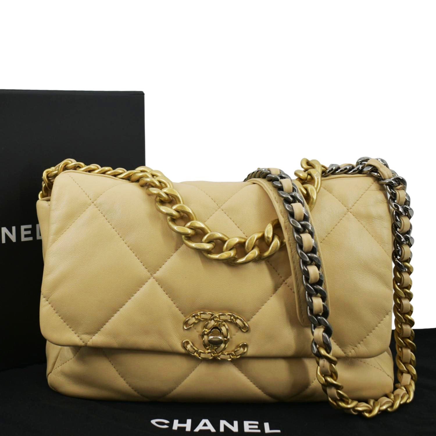 WHAT'S IN MY BAG // CHANEL 19 BAG REVIEW  Chanel 19 bag, Beige chanel bag,  Chanel 19