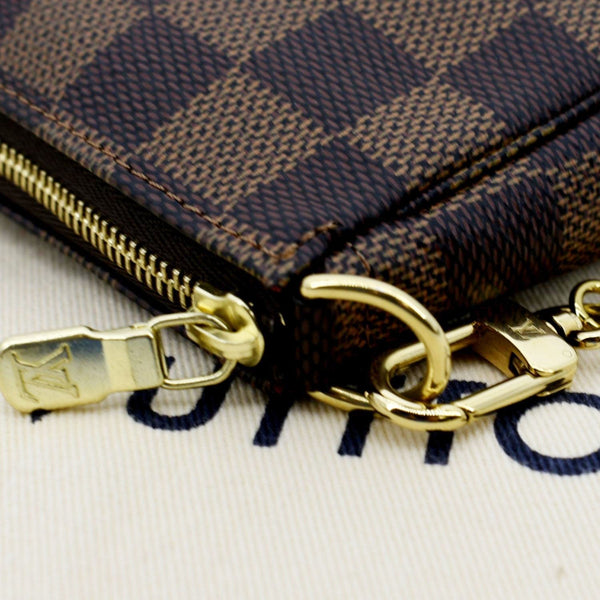  Louis Vuitton, Pre-Loved Damier Azur Pochette Mini, White :  Luxury Stores