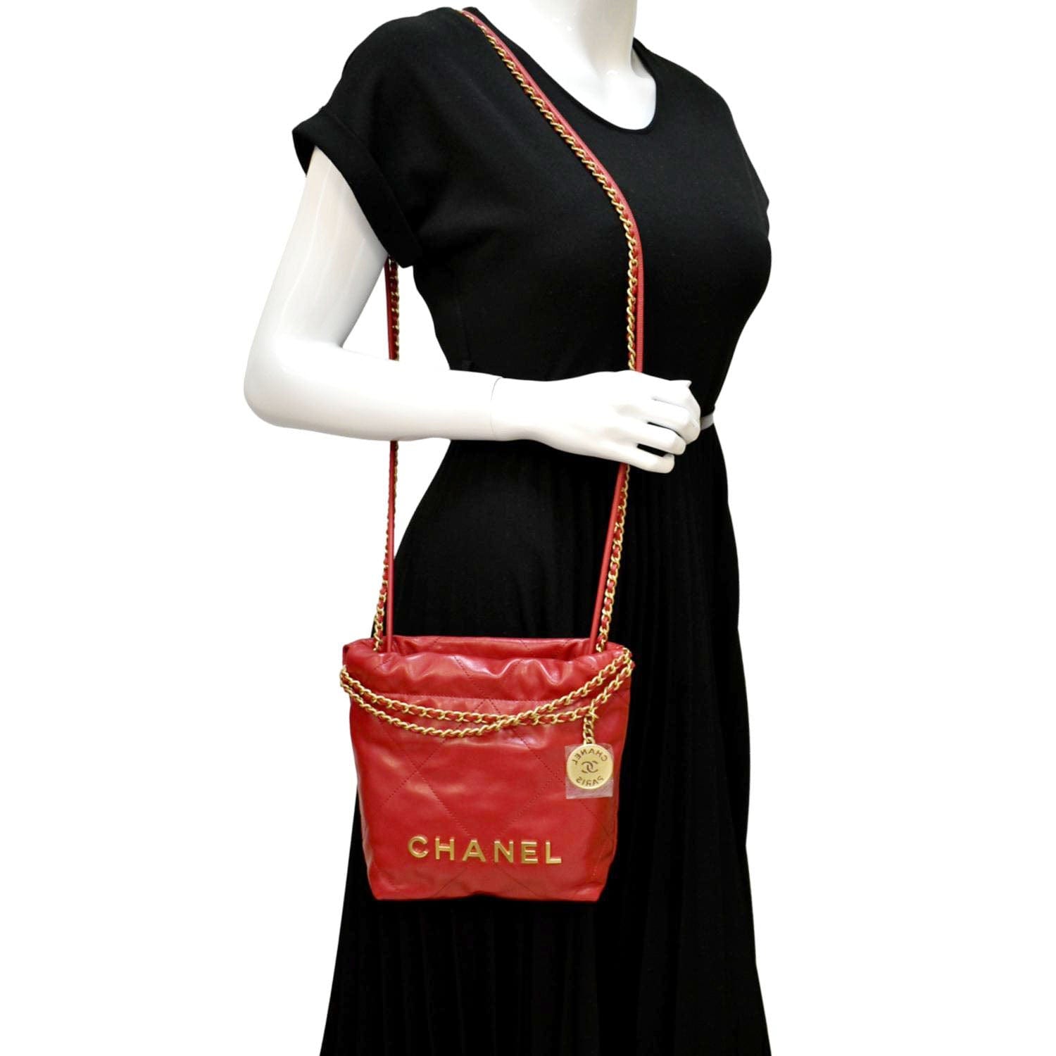 Chanel 22 small handbag, Shiny calfskin & gold-tone metal , red — Fashion