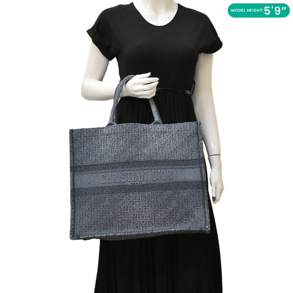 CHRISTIAN DIOR Book Oblique Denim Jacquard Denim Blue Tote Bag dummy look