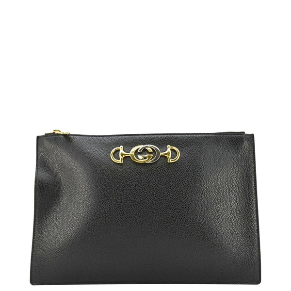 GUCCI Zumi Grainy Leather Black Pouch front look