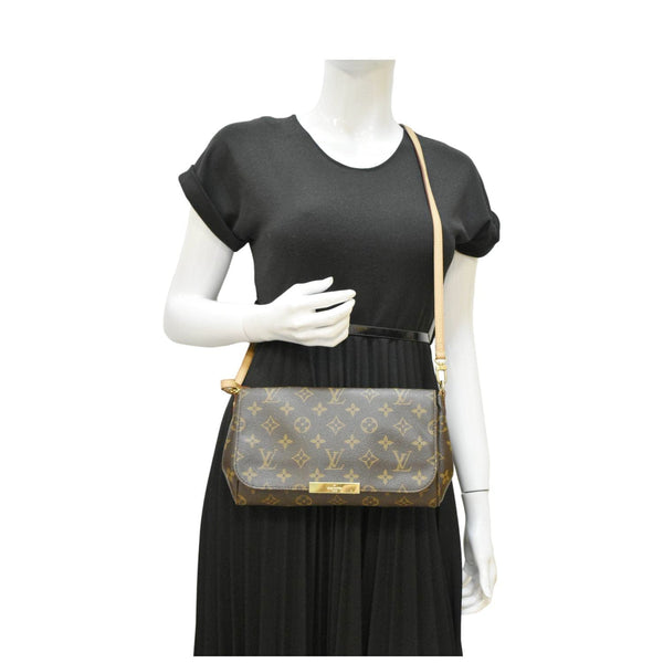 LOUIS VUITTON Favorite MM Monogram Canvas Crossbody Bag Brown