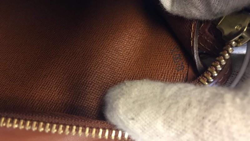 Pochette Mélanie MM 🖤  Louis vuitton bag, Monogram, Inside pocket