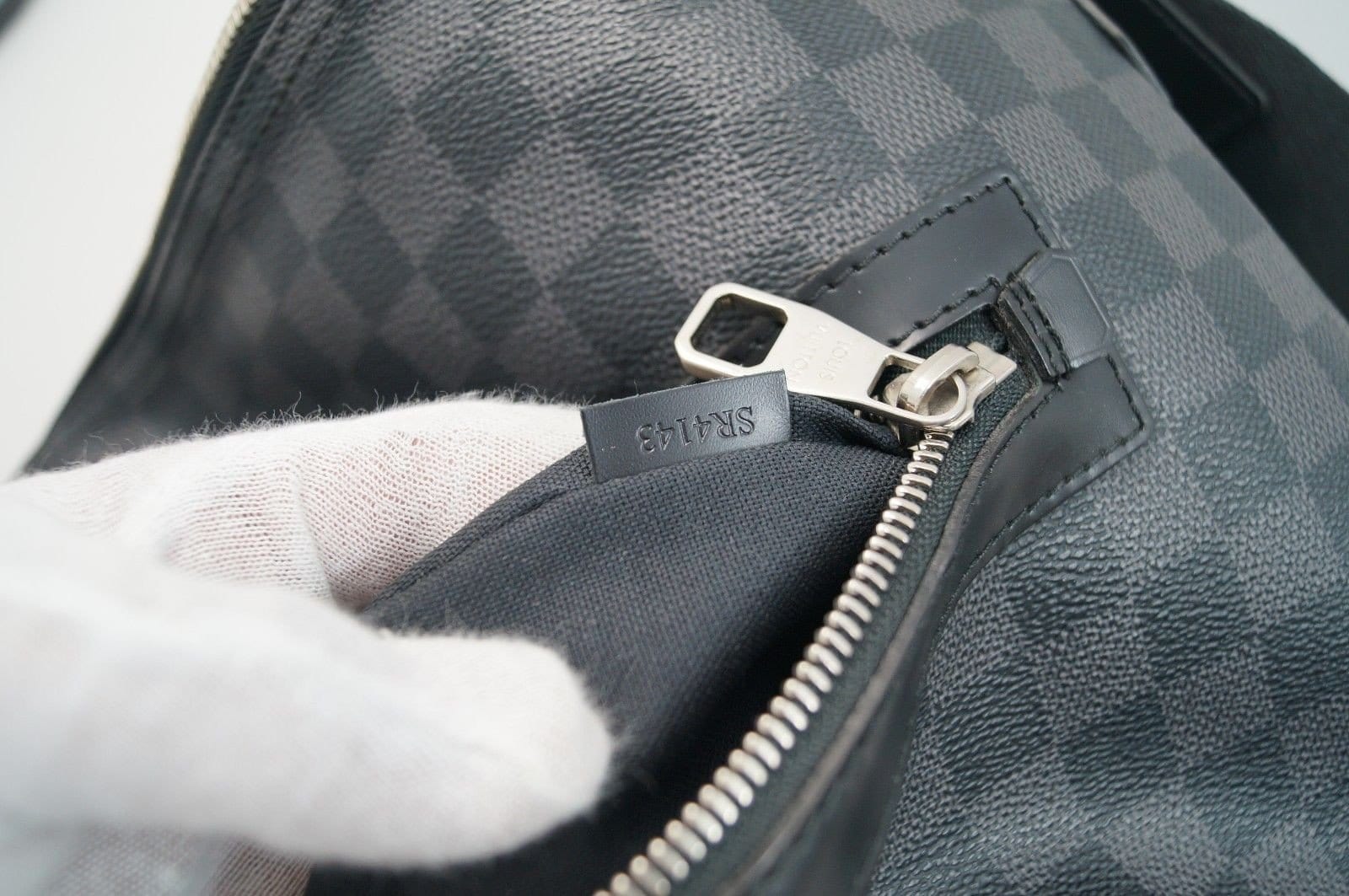 Louis Vuitton Damier Graphite Mick MM Crossbody Messenger Bag 1116lv30 For  Sale at 1stDibs