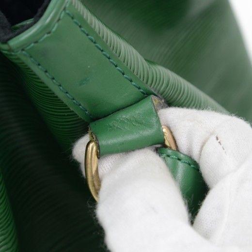 Wilshire leather handbag Louis Vuitton Green in Leather - 38247107