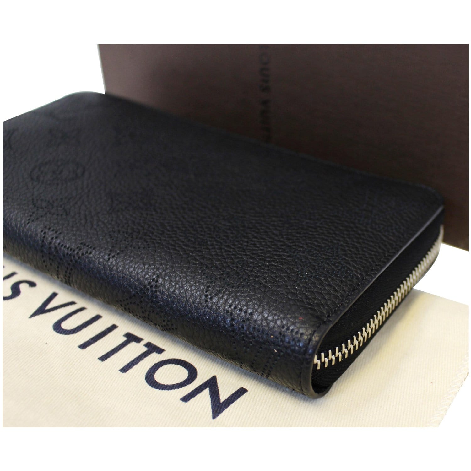 Louis Vuitton Mahina Leather Zippy Wallet (SHF-a6uo9m)