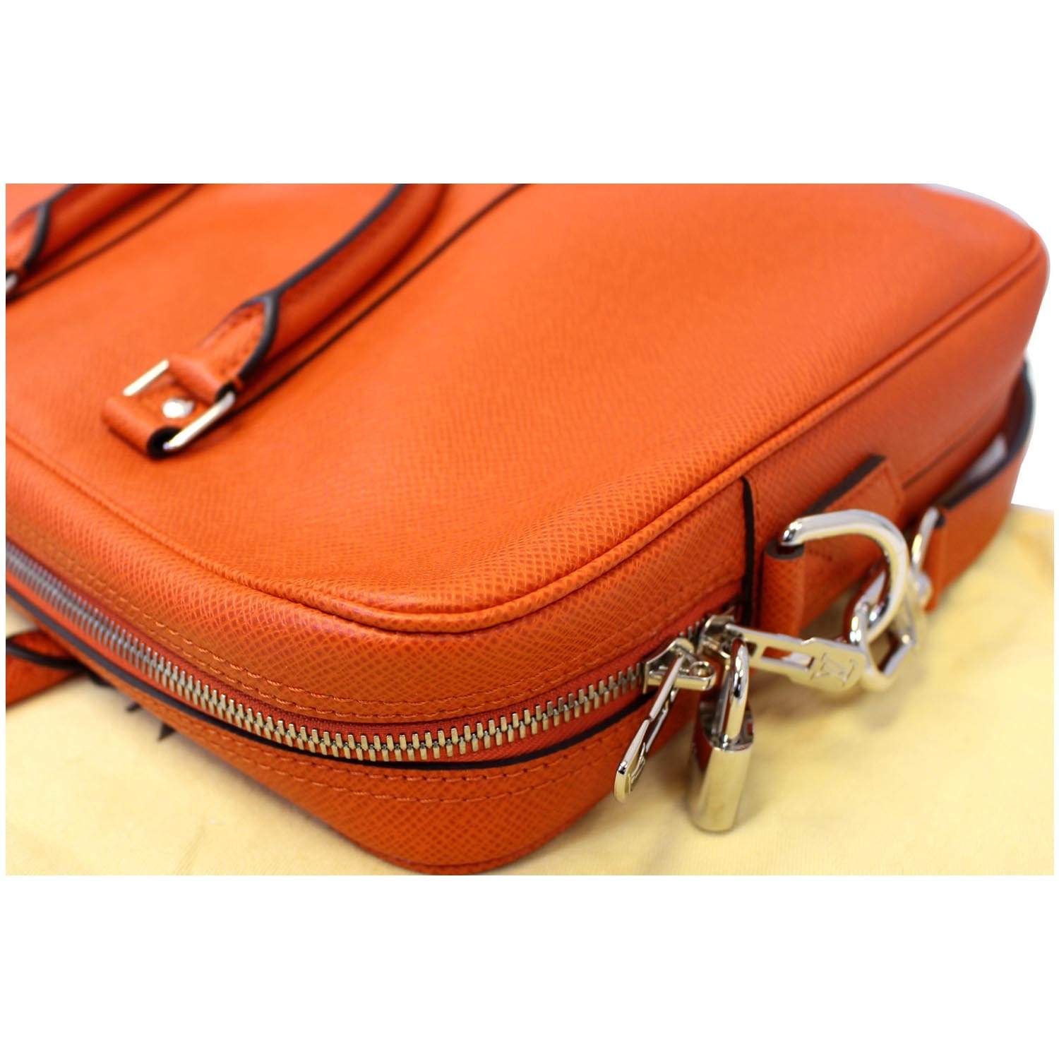 Louis Vuitton - Authenticated Passport Cover Small Bag - Leather Orange Plain for Men, Never Worn