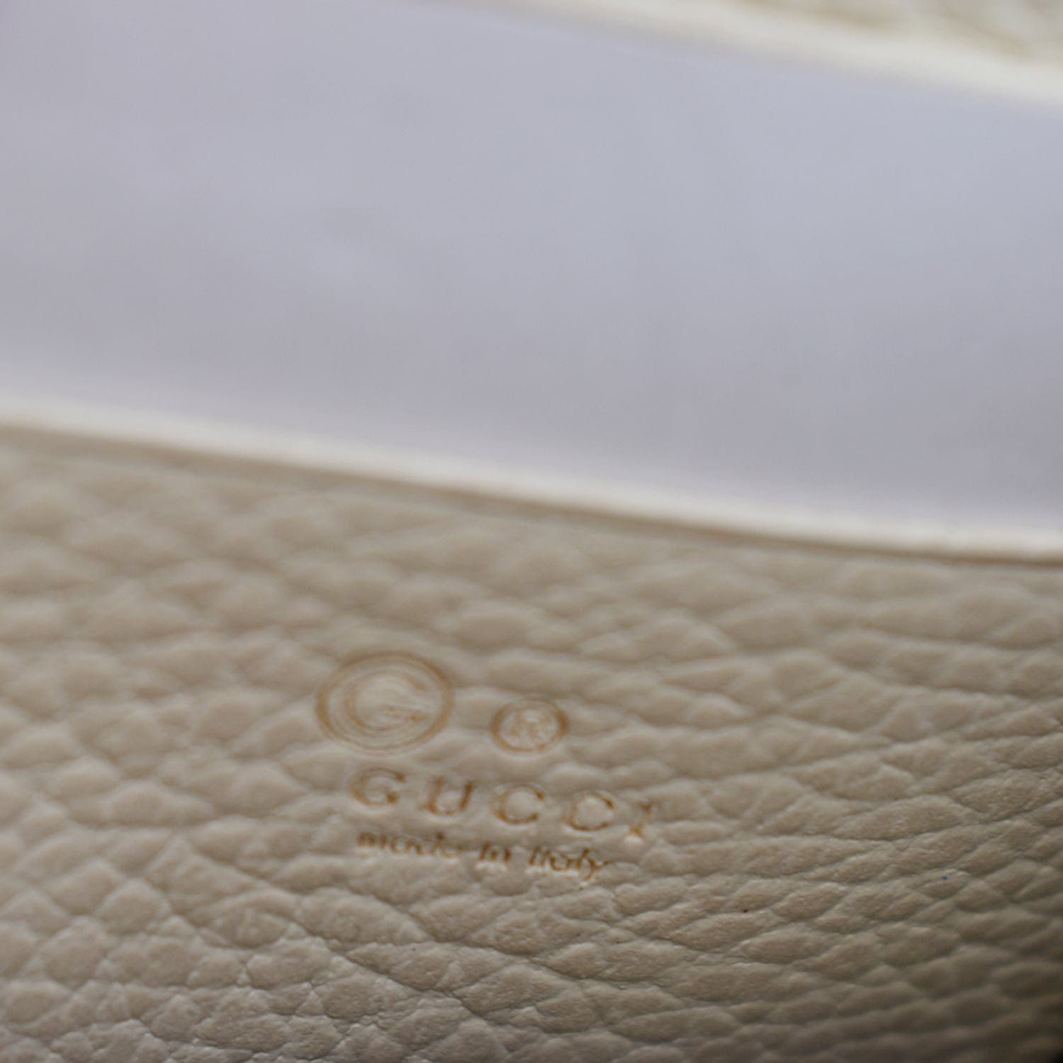 Gucci Logo Print Leather Crossbody Bag in White –