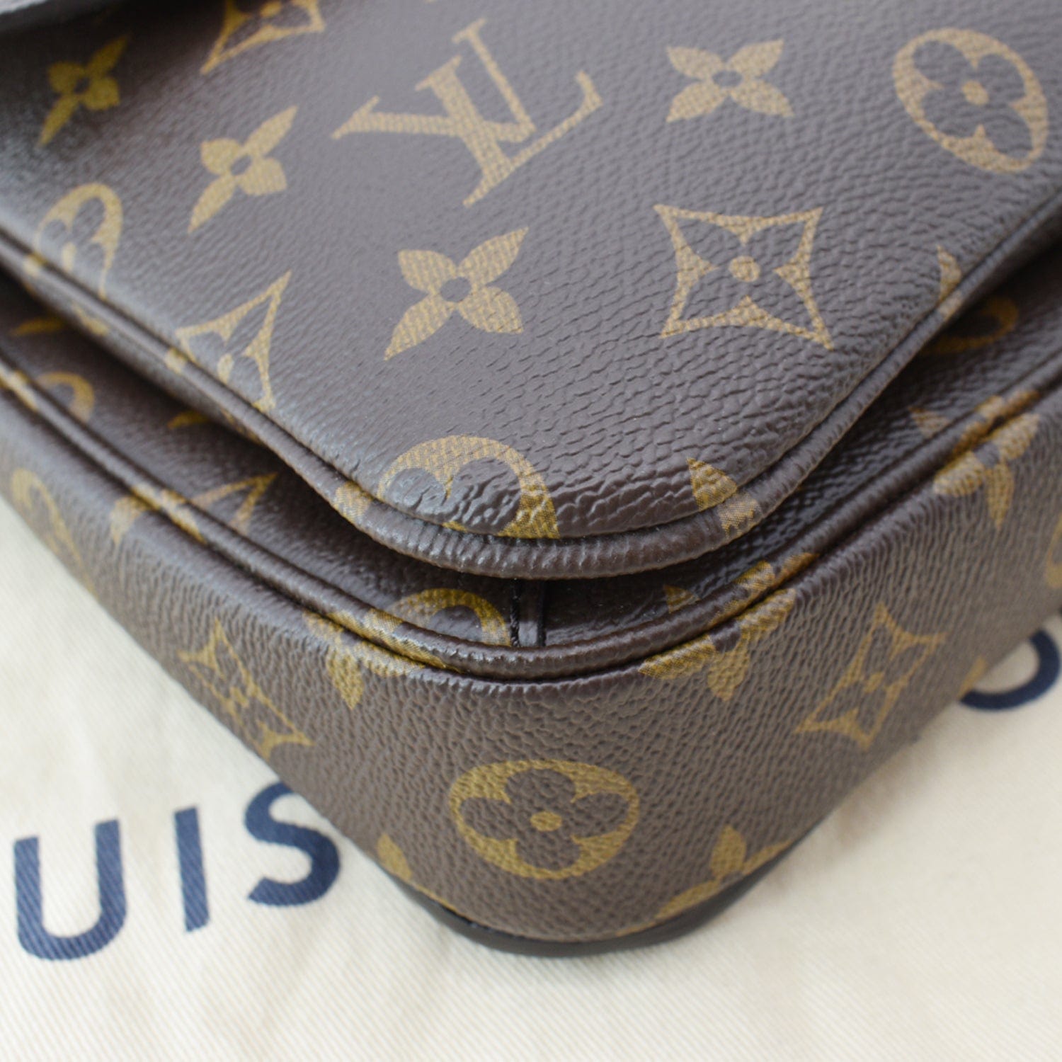 Metis cloth handbag Louis Vuitton Brown in Cloth - 31243124