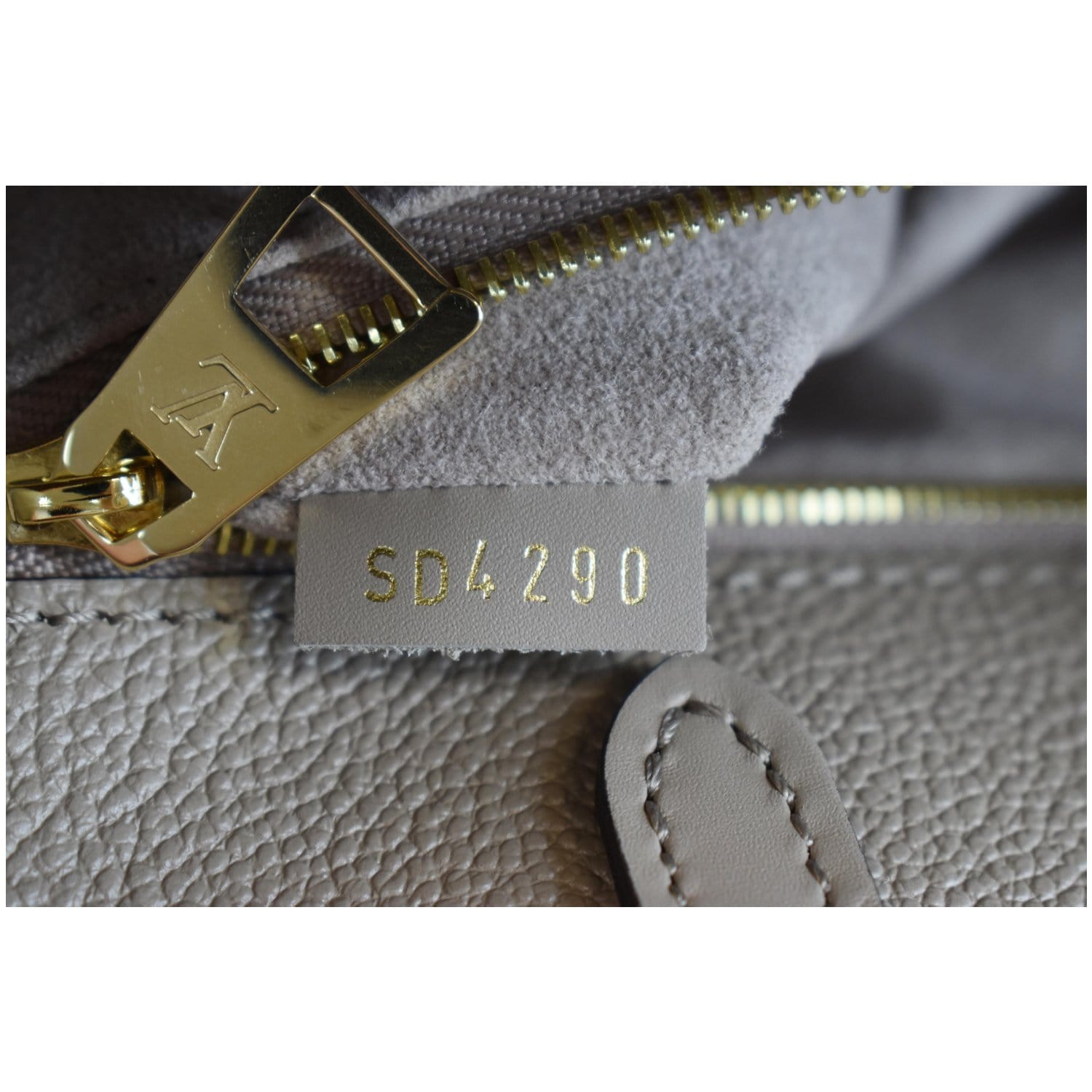 Louis Vuitton Arizona Empreinte Giant Monogram OnTheGo MM – Madison Avenue  Couture