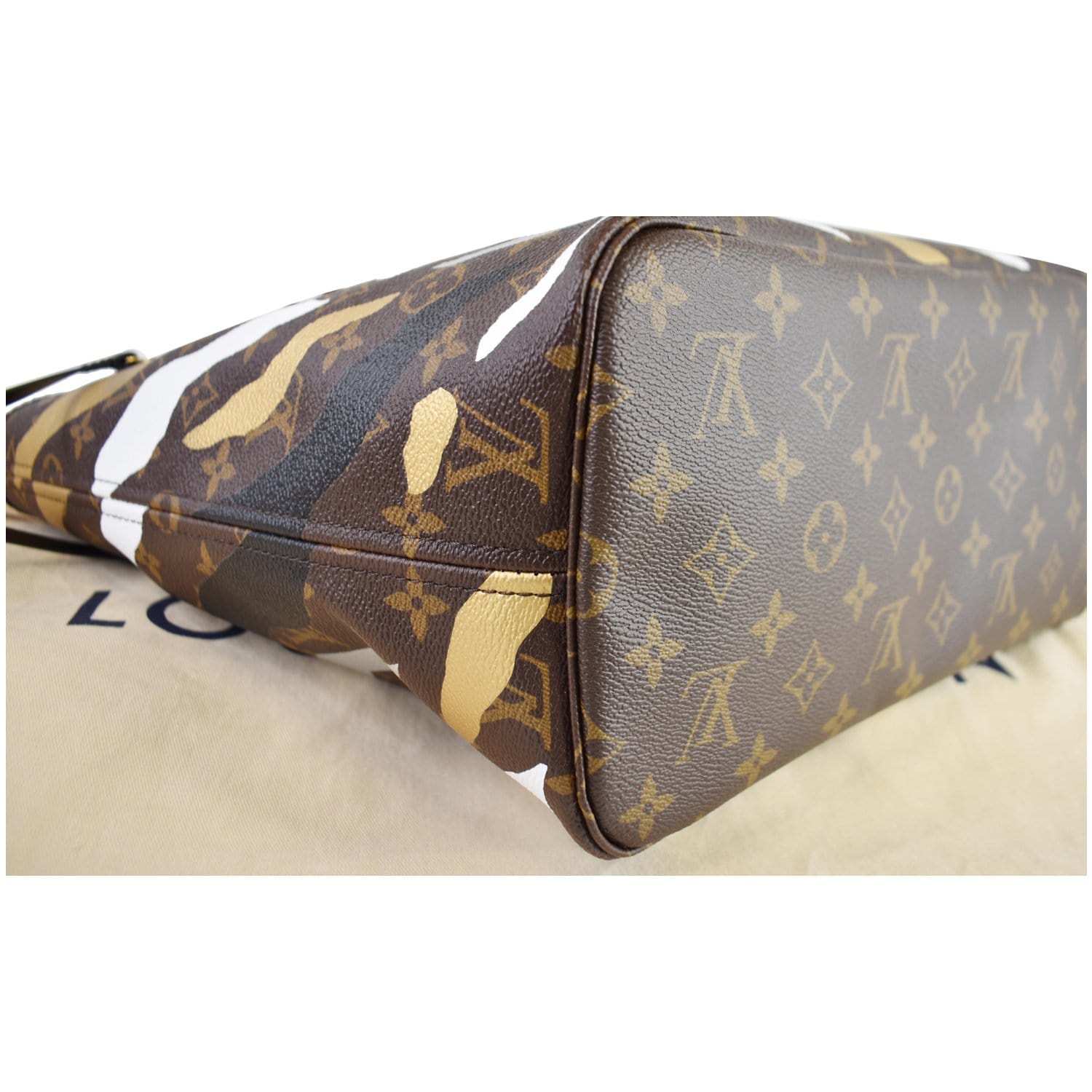 Louis Vuitton Monogram Canvas Neverfull BB Handbag with Gold Color Har –  EliteLaza