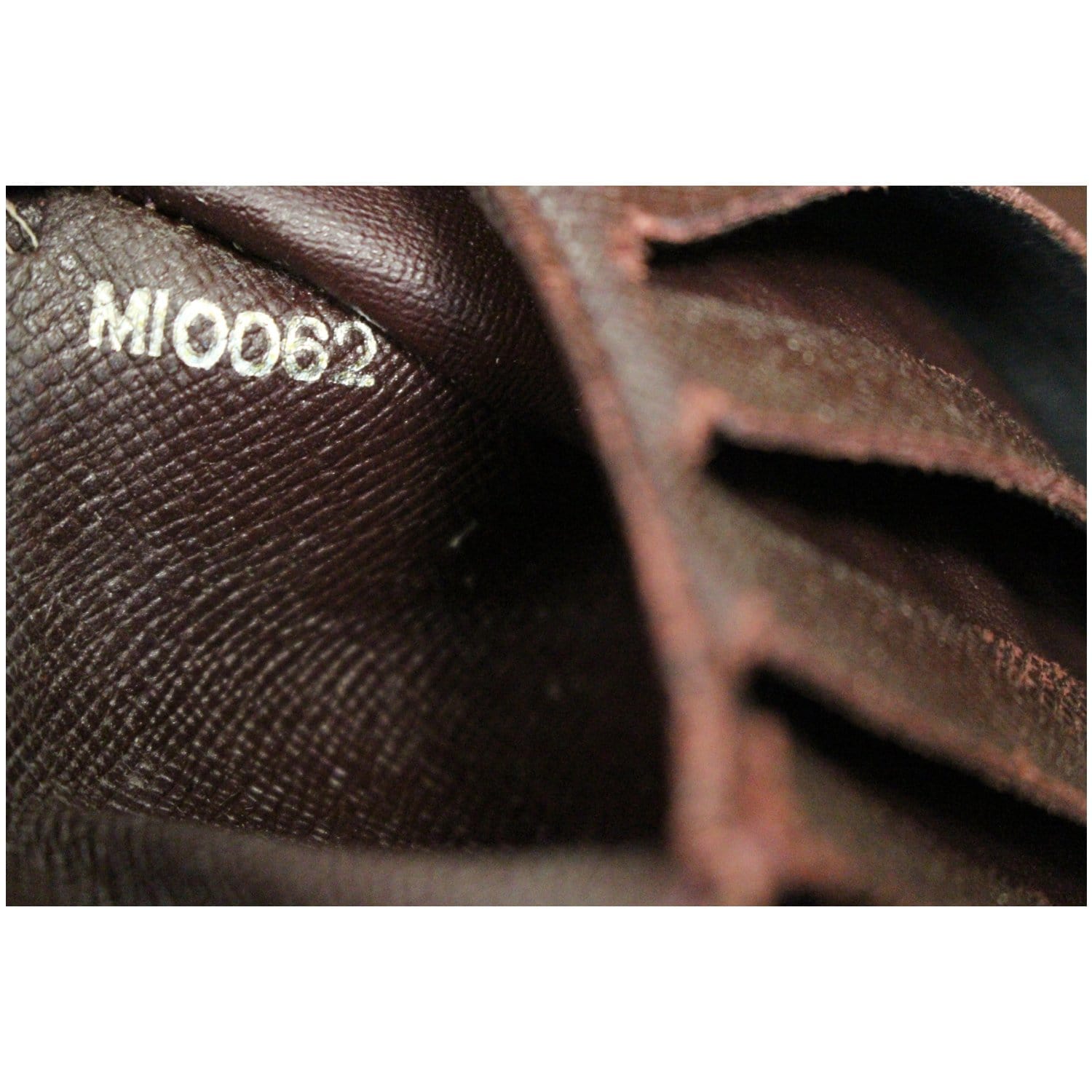 Louis Vuitton LV Unisex Multiple Wallet Taiga Cowhide Leather