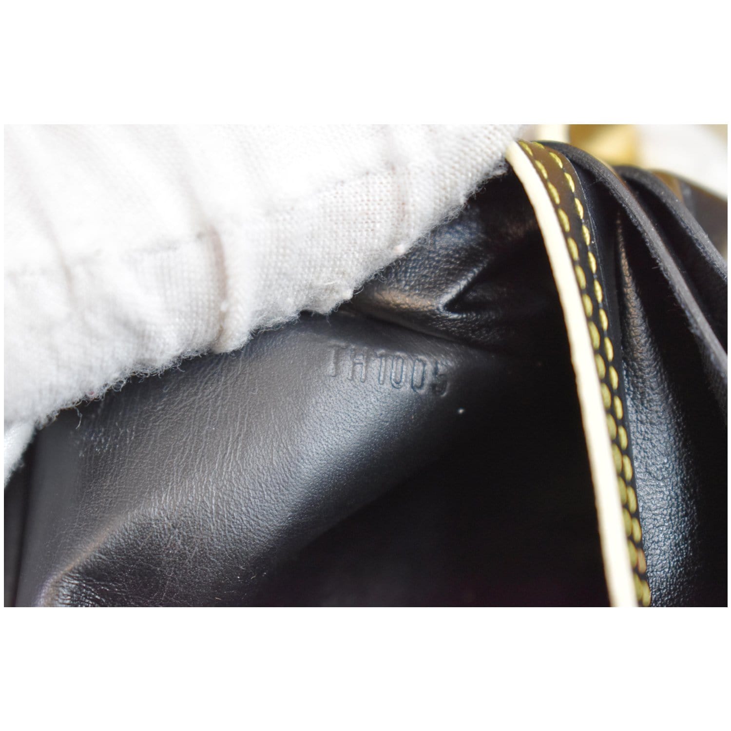 Louis Vuitton Ivory Suhali Leather Le Somptueux Compact Portefeuille Wallet