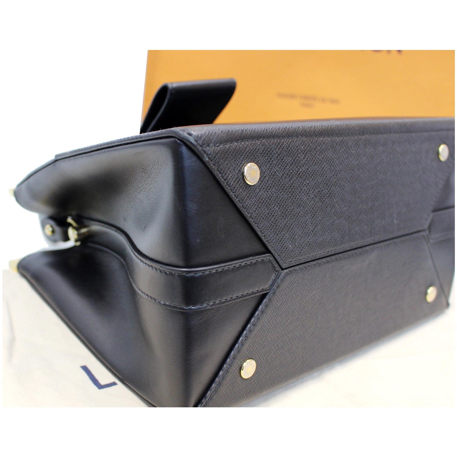 Louis Vuitton 2018 Taiga City Frame Bag - Black Satchels, Handbags