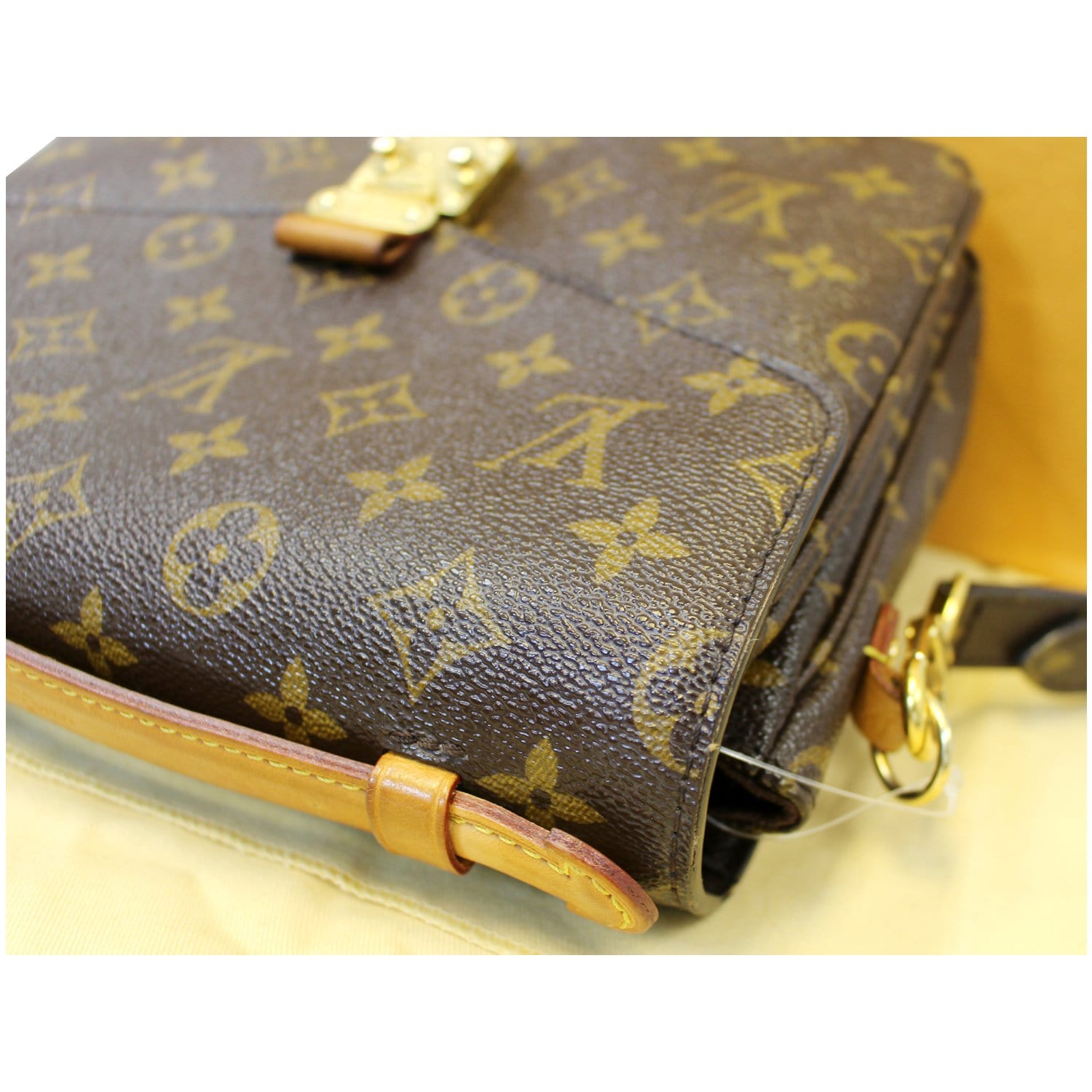 Chic and Stylish Louis Vuitton Pochette Métis handbag