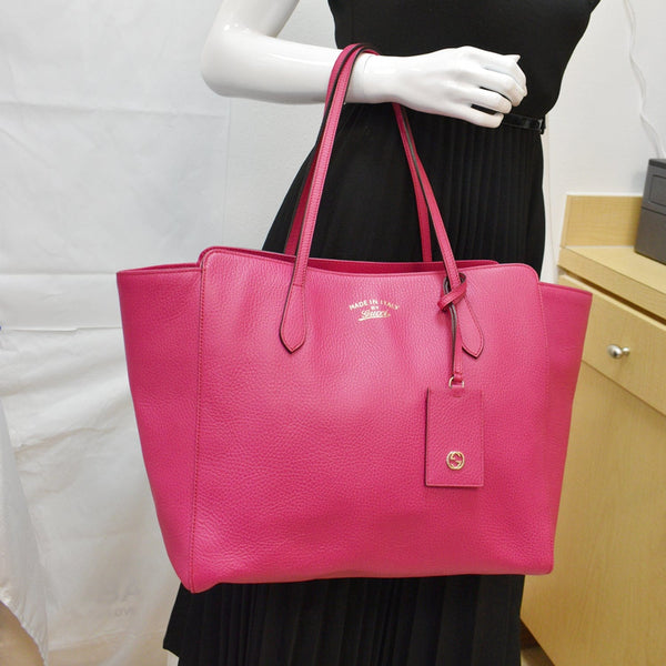 Gucci Swing Medium Pebbled Leather Tote Bag Pink | DDH