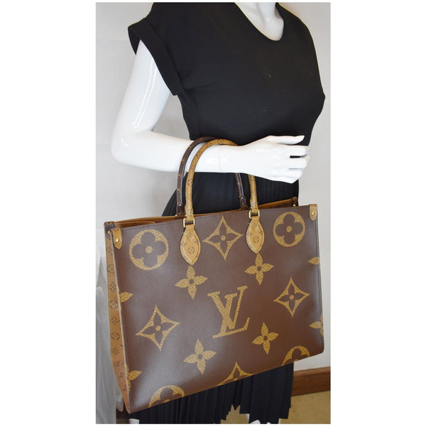 LOUIS VUITTON Onthego GM Reverse Monogram Giant Canvas Shoulder Bag Brown