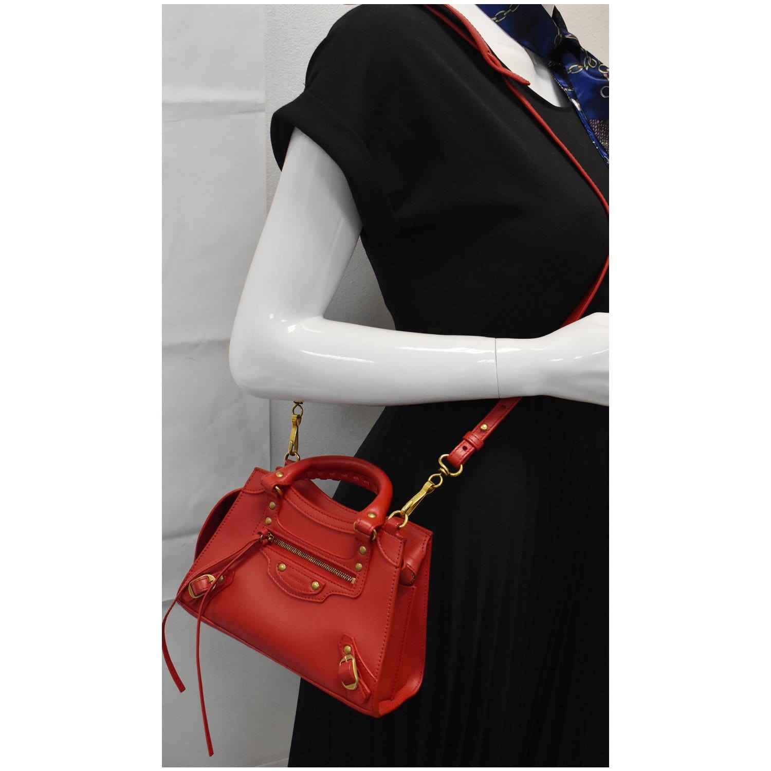City Balenciaga Neo Classic Small Top Handle Bag in Burgundy Calfskin  Leather Red Dark red Pony-style calfskin ref.773851 - Joli Closet