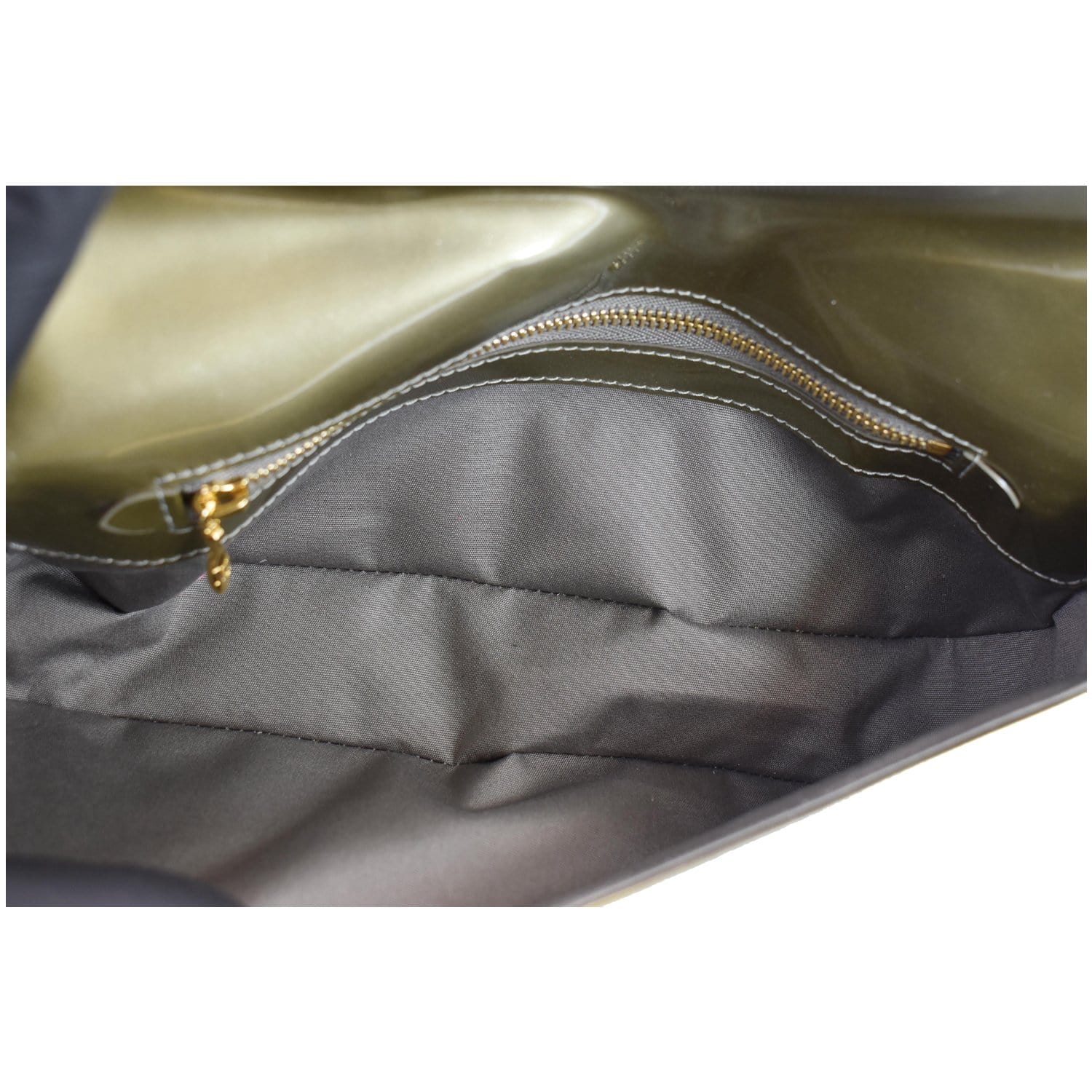 Louis Vuitton Green Sobe Clutch Patent leather ref.269758 - Joli Closet
