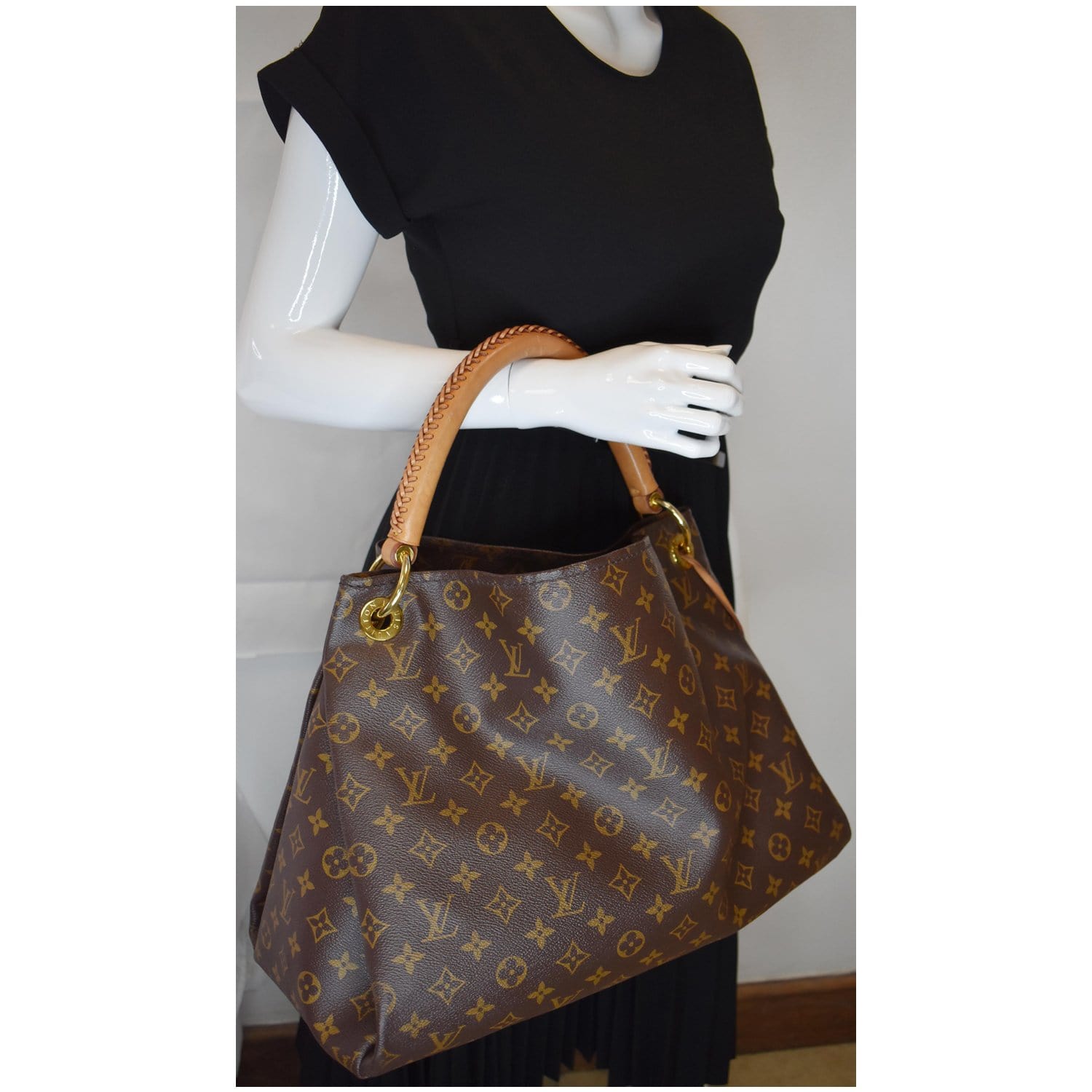 21082-03_Louis_Vuitton_Artsy_Handbag_Monogram_Canv_2D_0003.jpg?v=1575947393