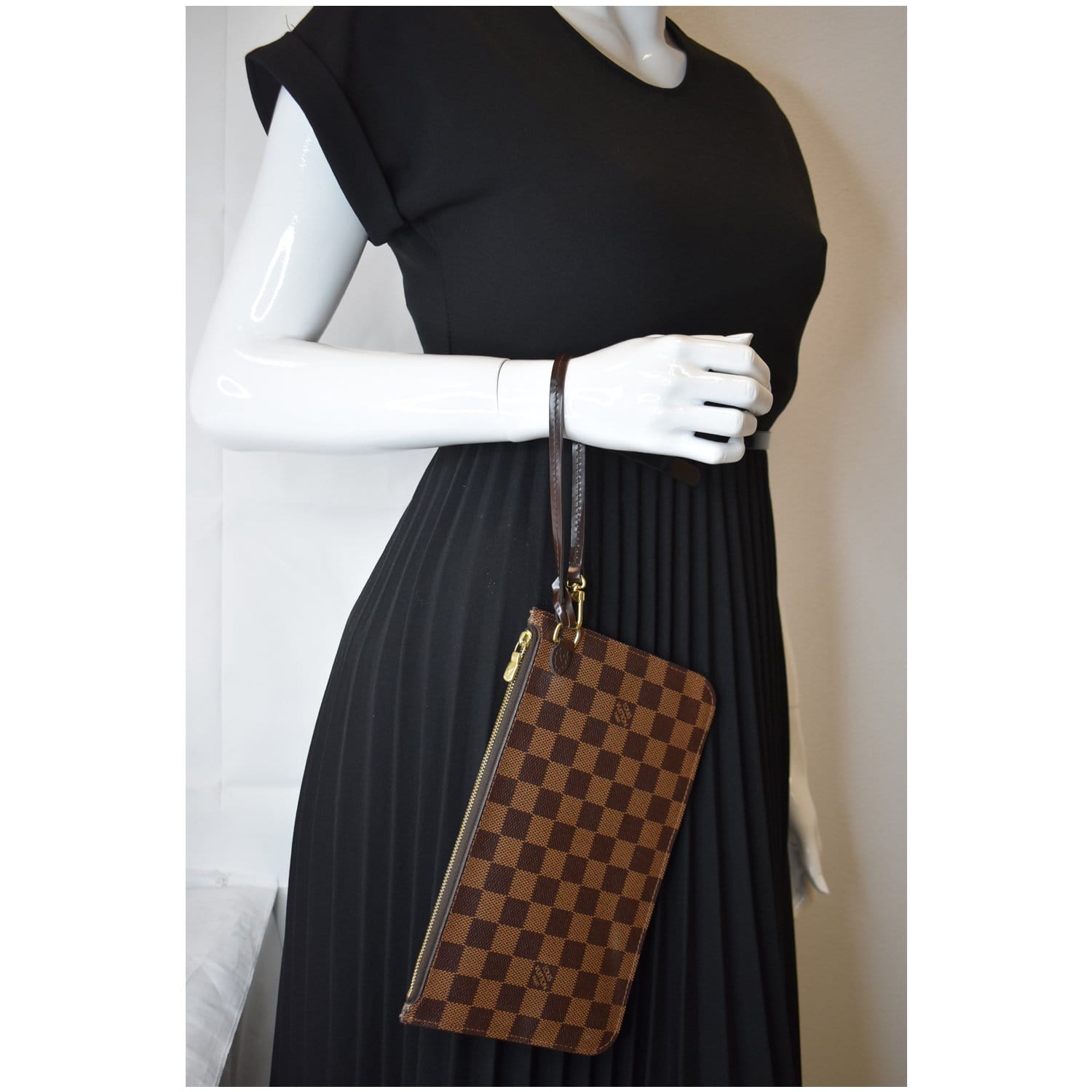 Check out this gorgeous Louis Vuitton Neverfull Pouch Wristlet🤍✨ . Di