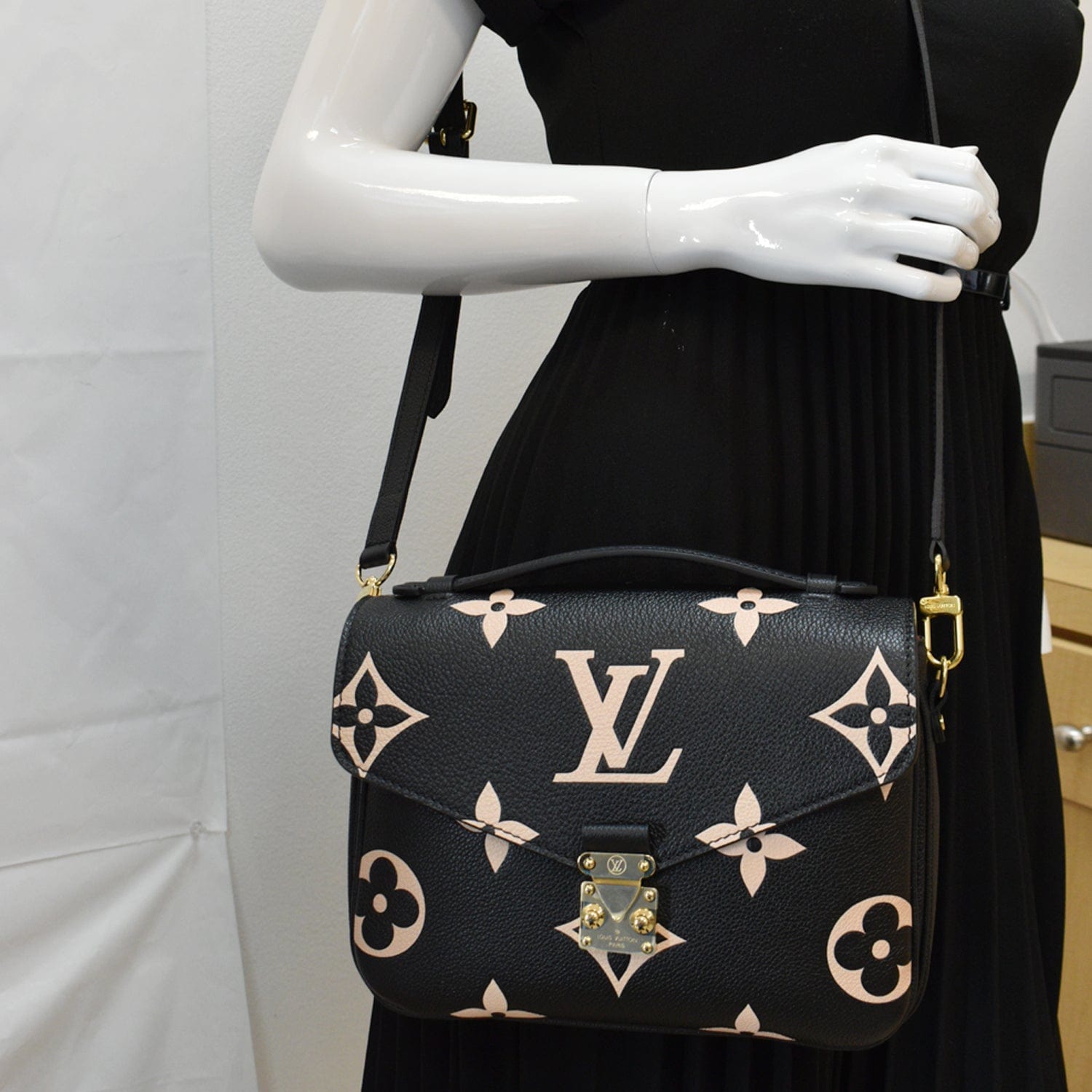 Authentic Louis Vuitton Empreinte Leather Pochette Metis Bicolor