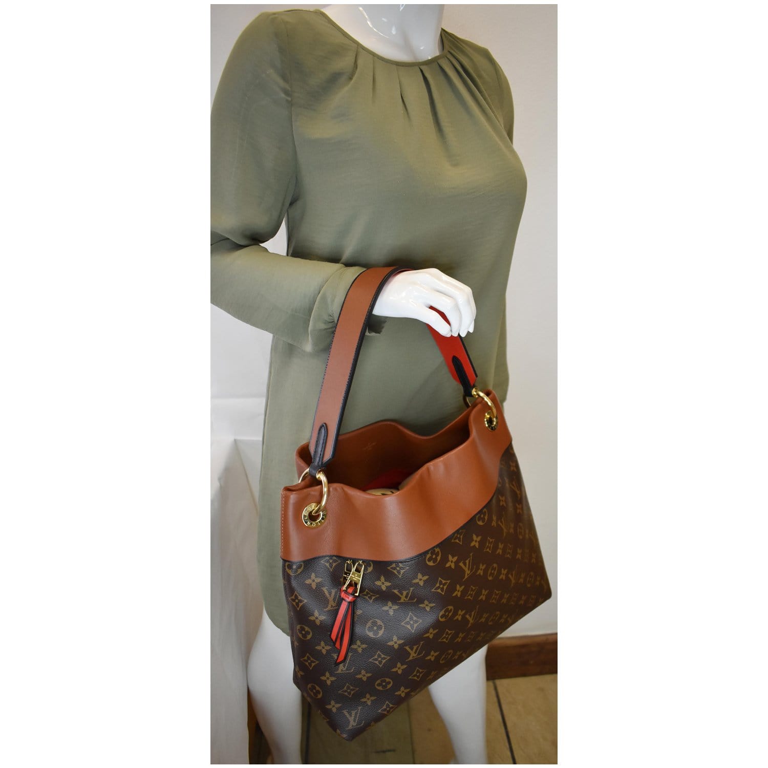 Gorgeous Authentic Louis Vuitton Tuileries Besace Carmel Red Hobo