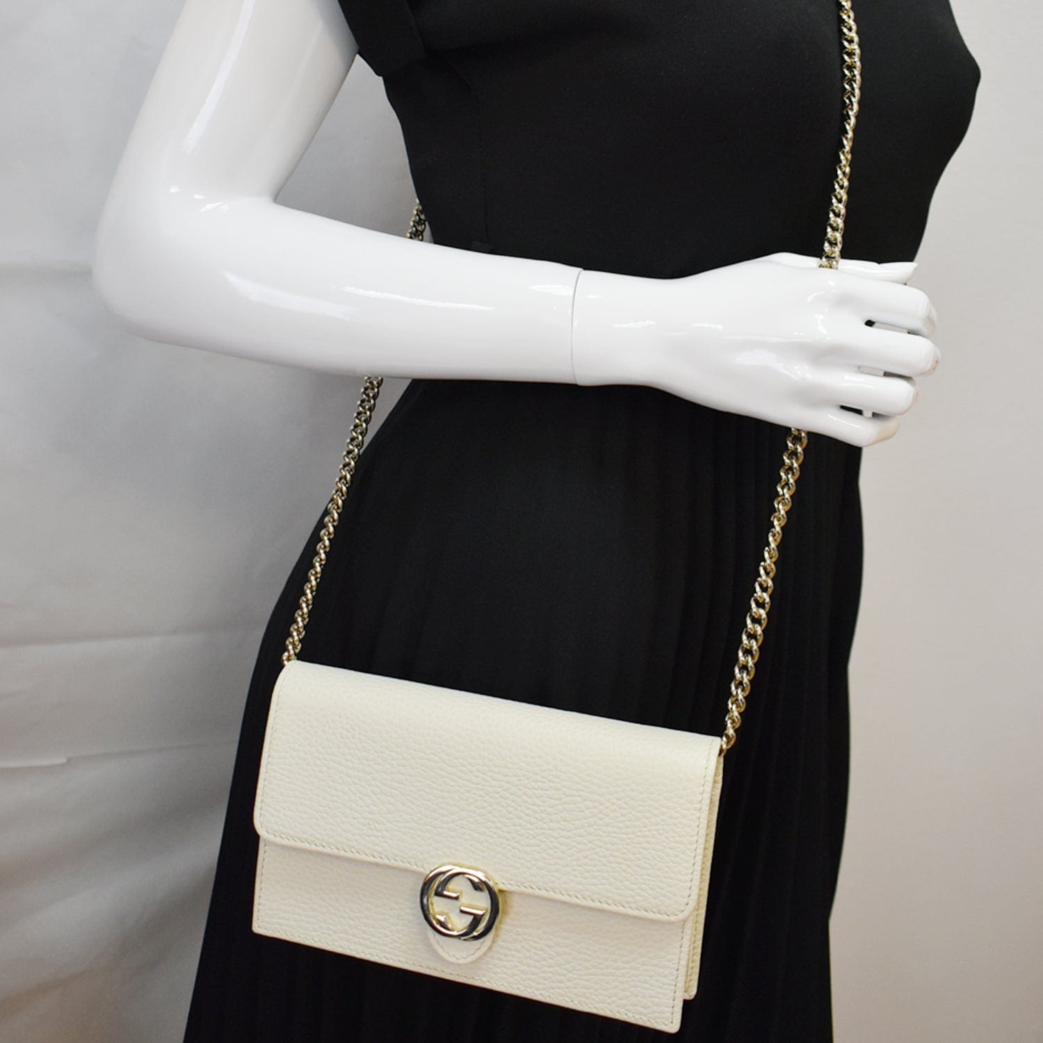 Gucci Interlocking G Chain Leather Crossbody Bag (SHG-29556) – LuxeDH