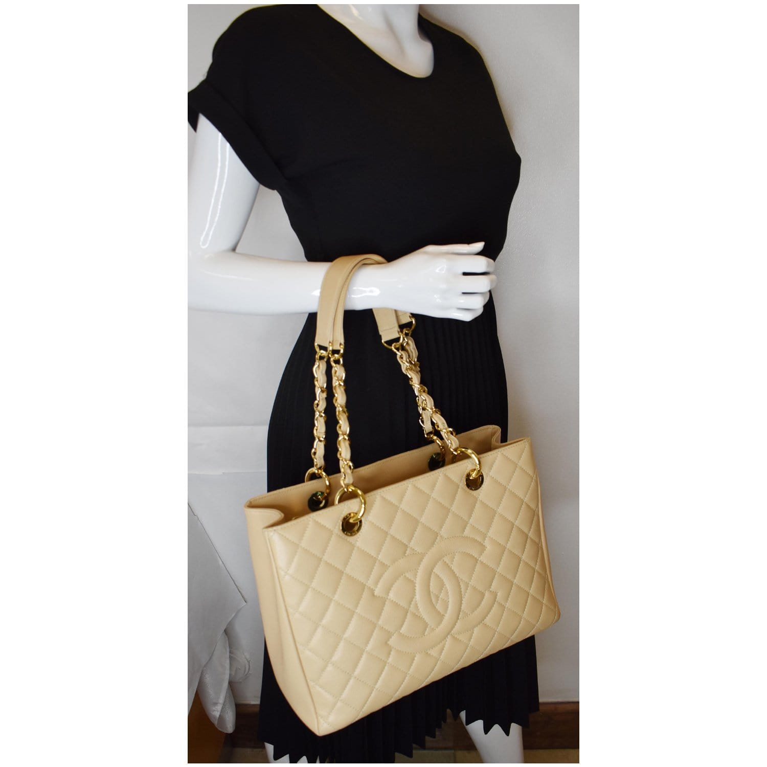 Sold at Auction: Chanel - Caviar GST Tote Bag - Beige Tan Large CC Logo -  Gold Chain Strap