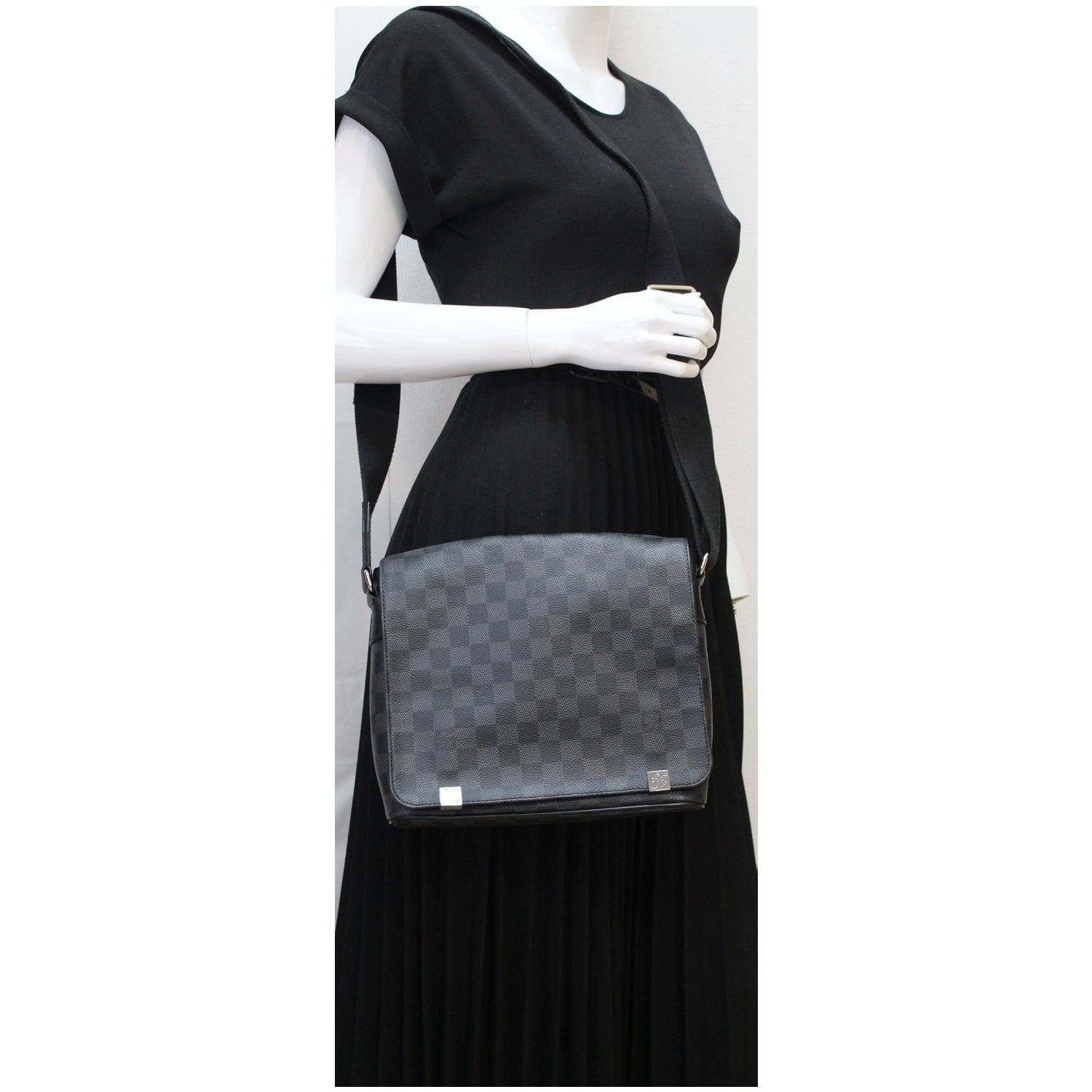 Louis Vuitton 2016 Pre-owned Damier Graphite District PM Shoulder Bag - Black