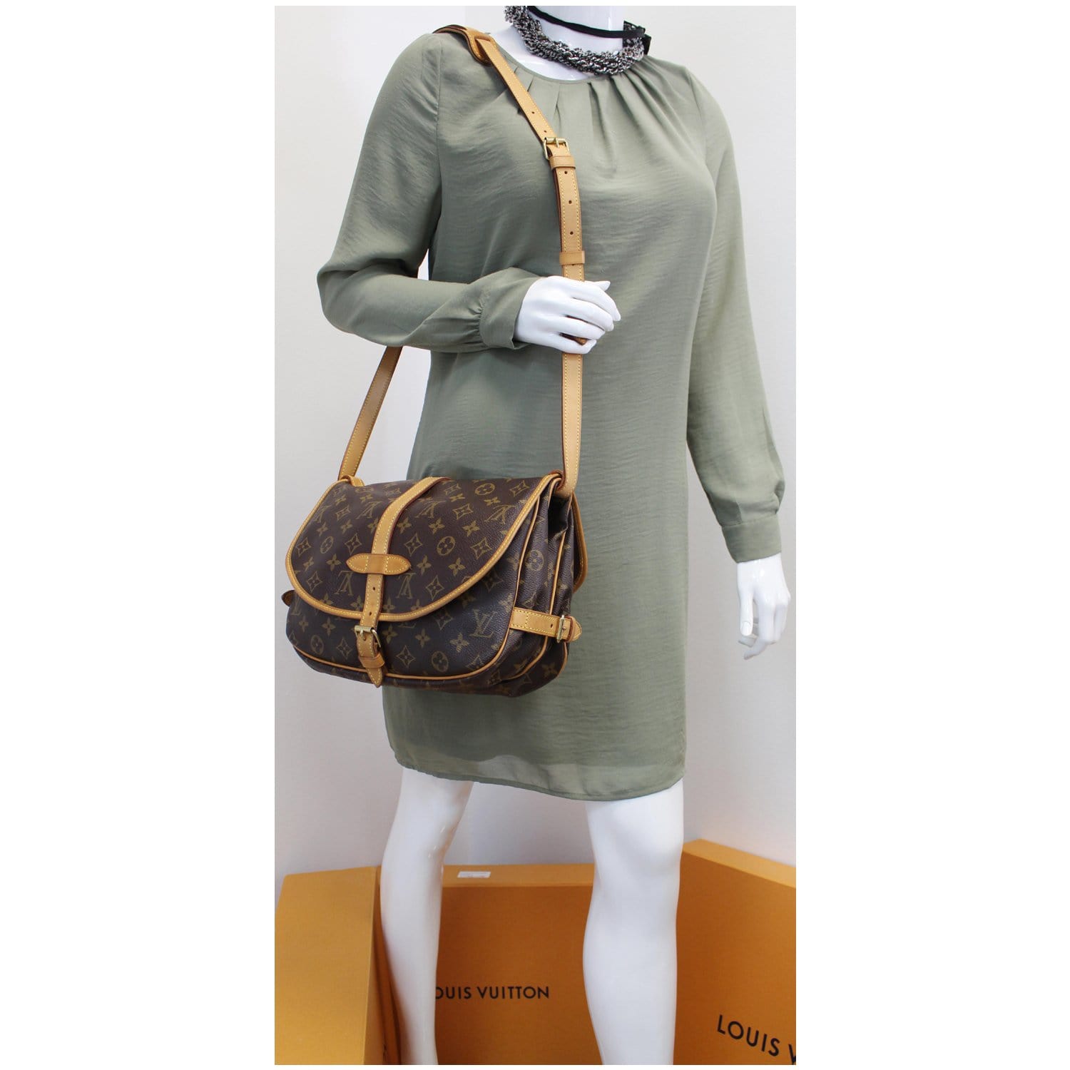 30 - Saumur - los bolsos louis vuitton mas iconicos - Vuitton - Shoulder -  Monogram - M42256 – Her outfit is also Louis Vuitton - Louis - Bag