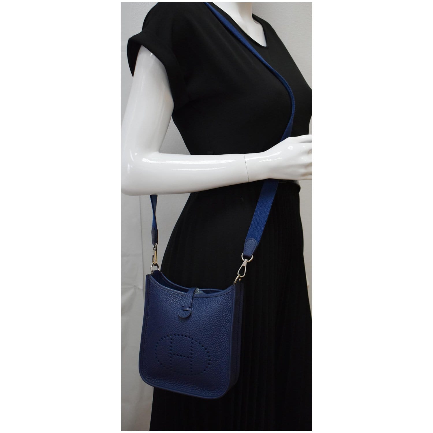 Evelyne leather crossbody bag Hermès Blue in Leather - 19760624