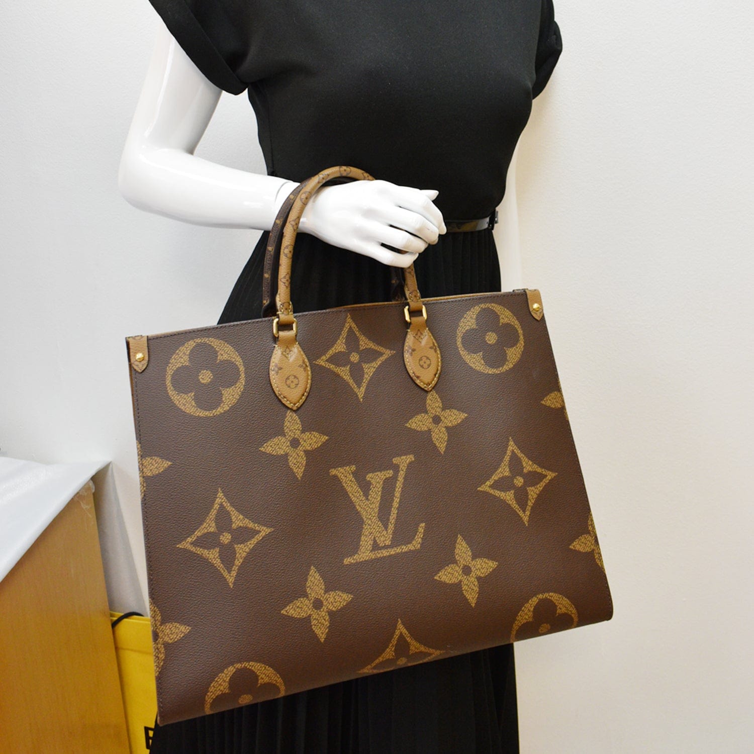 Louis Vuitton Giant Monogram Canvas Onthego GM Tote (SHF-1YYMn6) – LuxeDH