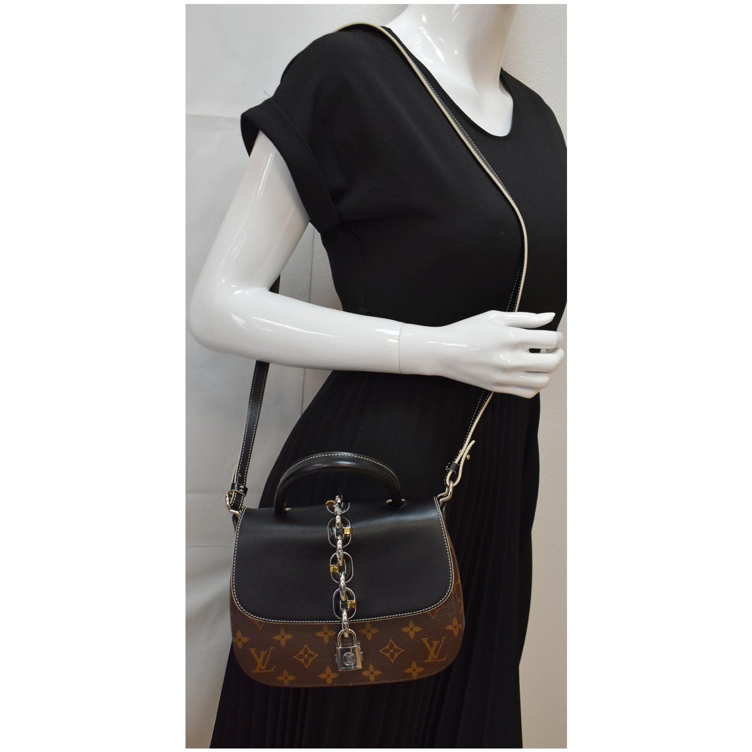 Louis Vuitton Chain It Handbag Monogram Canvas with Leather PM - ShopStyle  Shoulder Bags