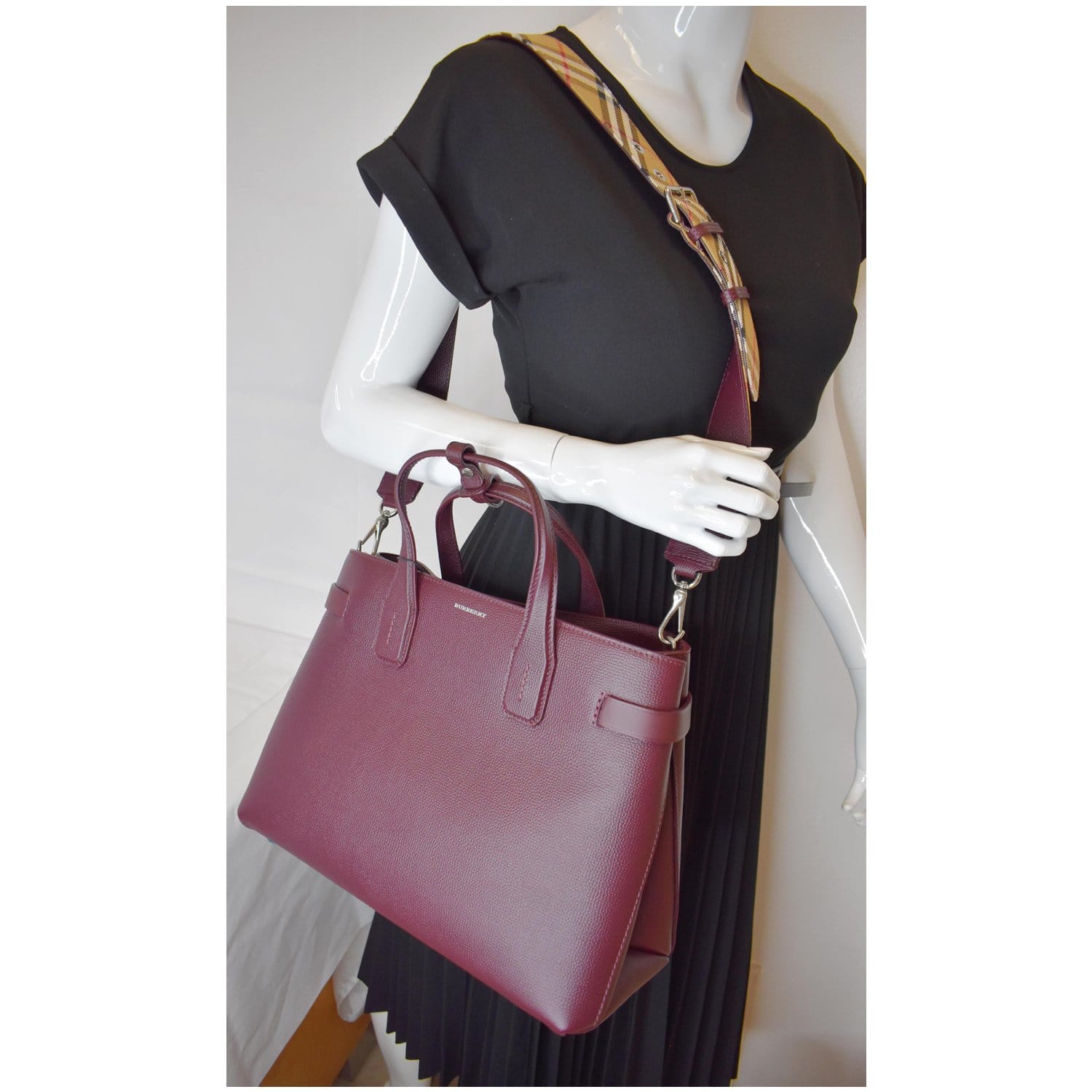 Burberry Red Nylon Handbag Brown Leather Pony-style calfskin Cloth  ref.327455 - Joli Closet