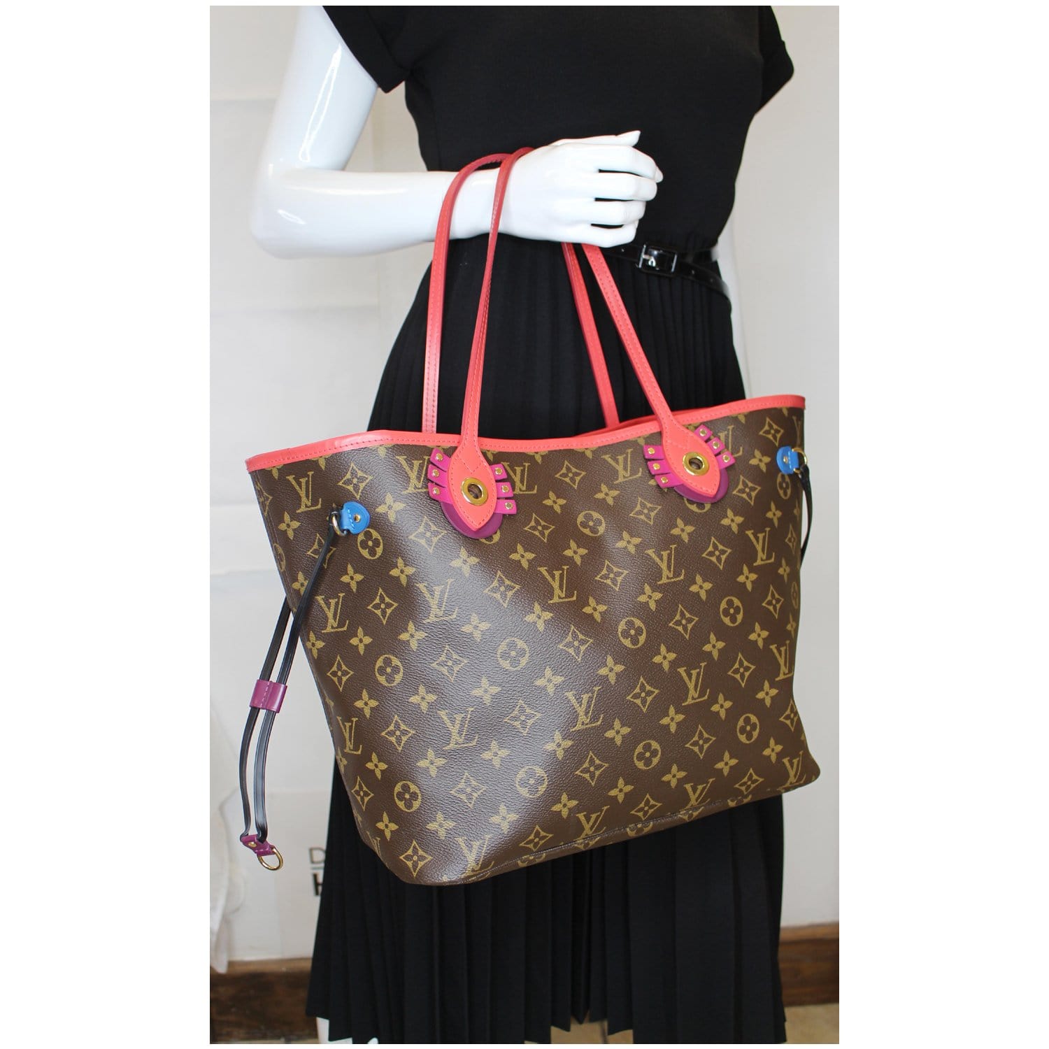Neverfull tote Louis Vuitton Red in Cotton - 34917249