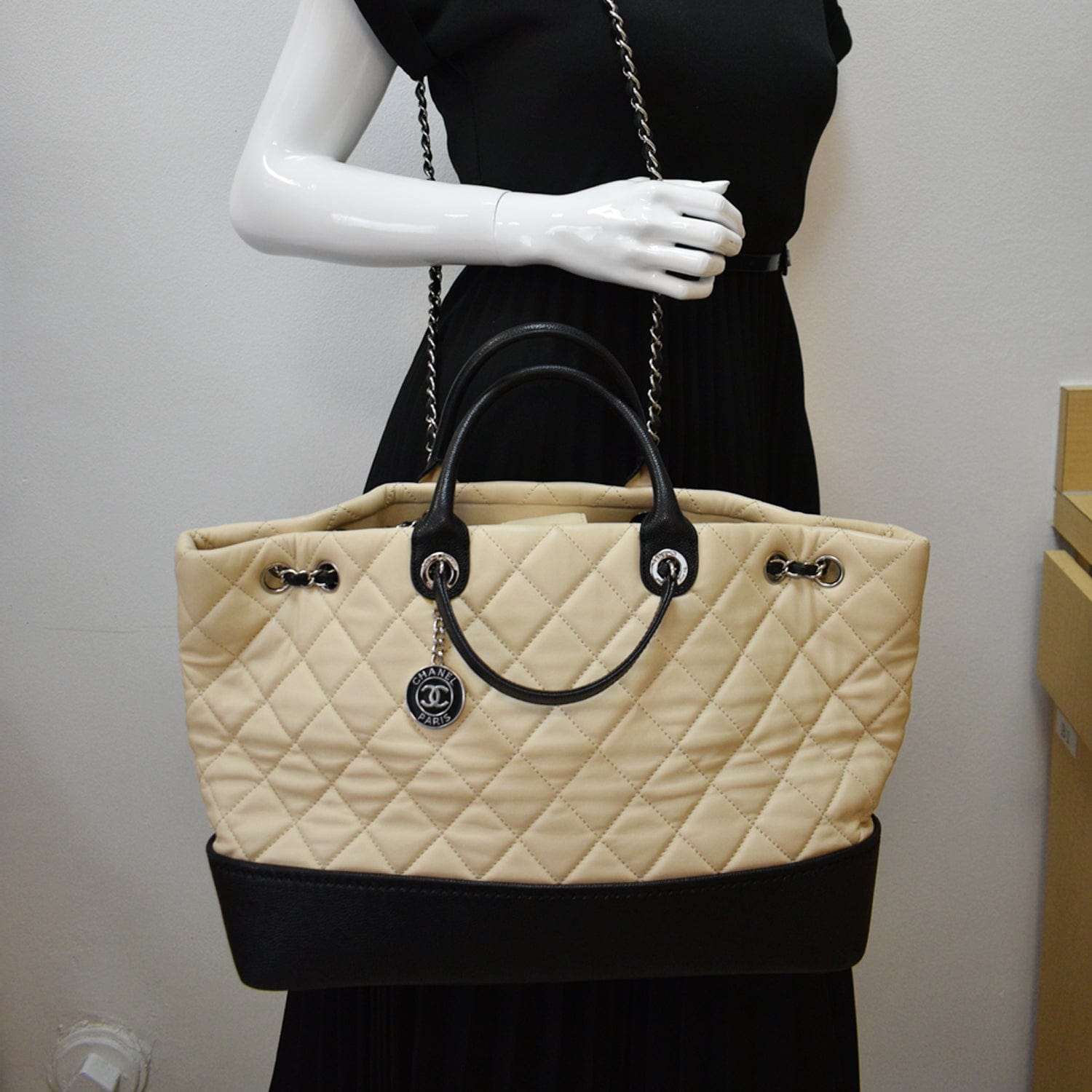 White or black? 🤍🖤🙈 #dreambag #shopping #chanel