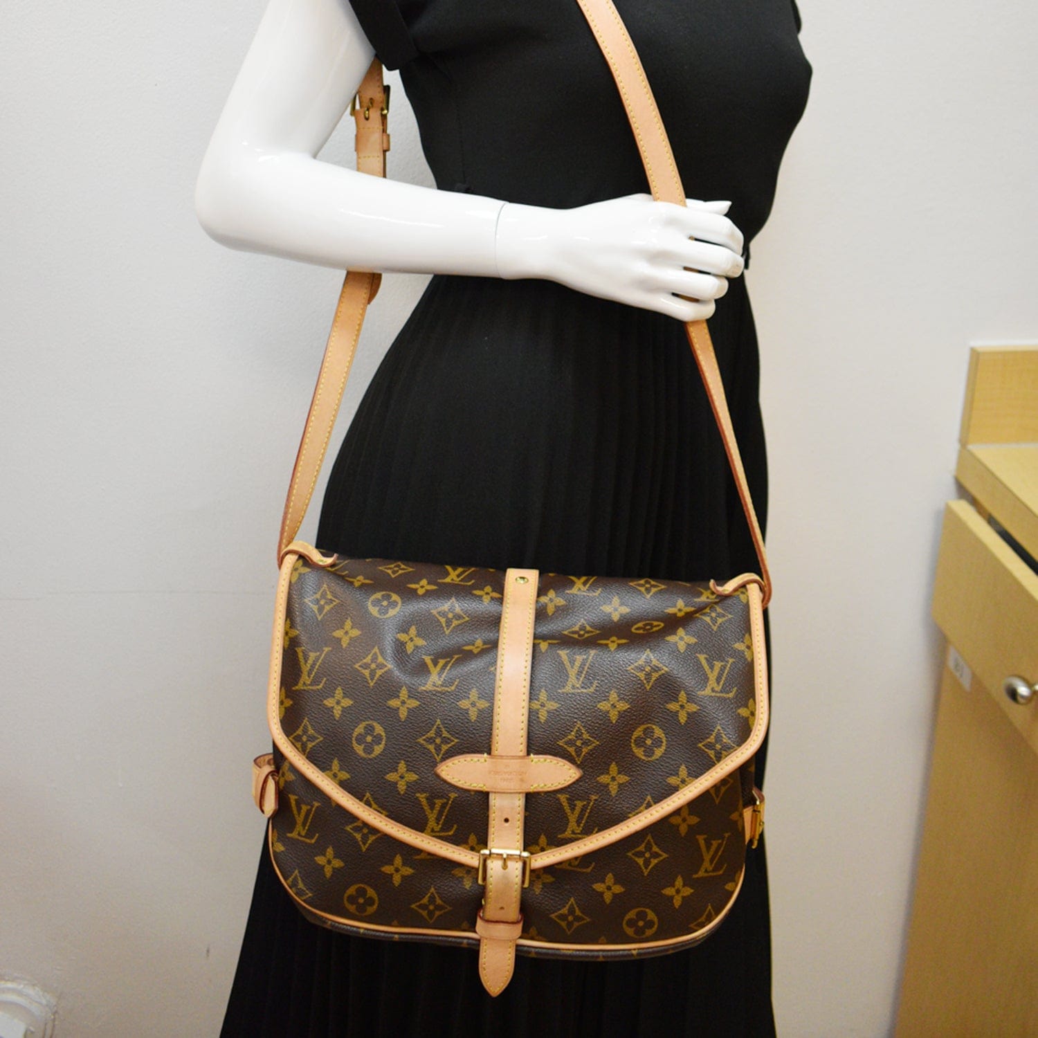 Louis Vuitton Saumur 30 Shoulder Bag - Farfetch