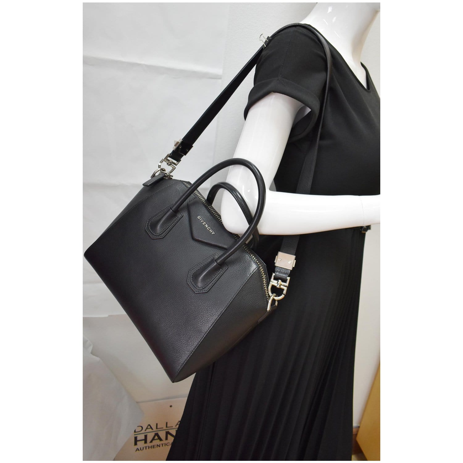 Givenchy // 2016 Black Leather Medium Antigona Shoulder Bag – VSP  Consignment
