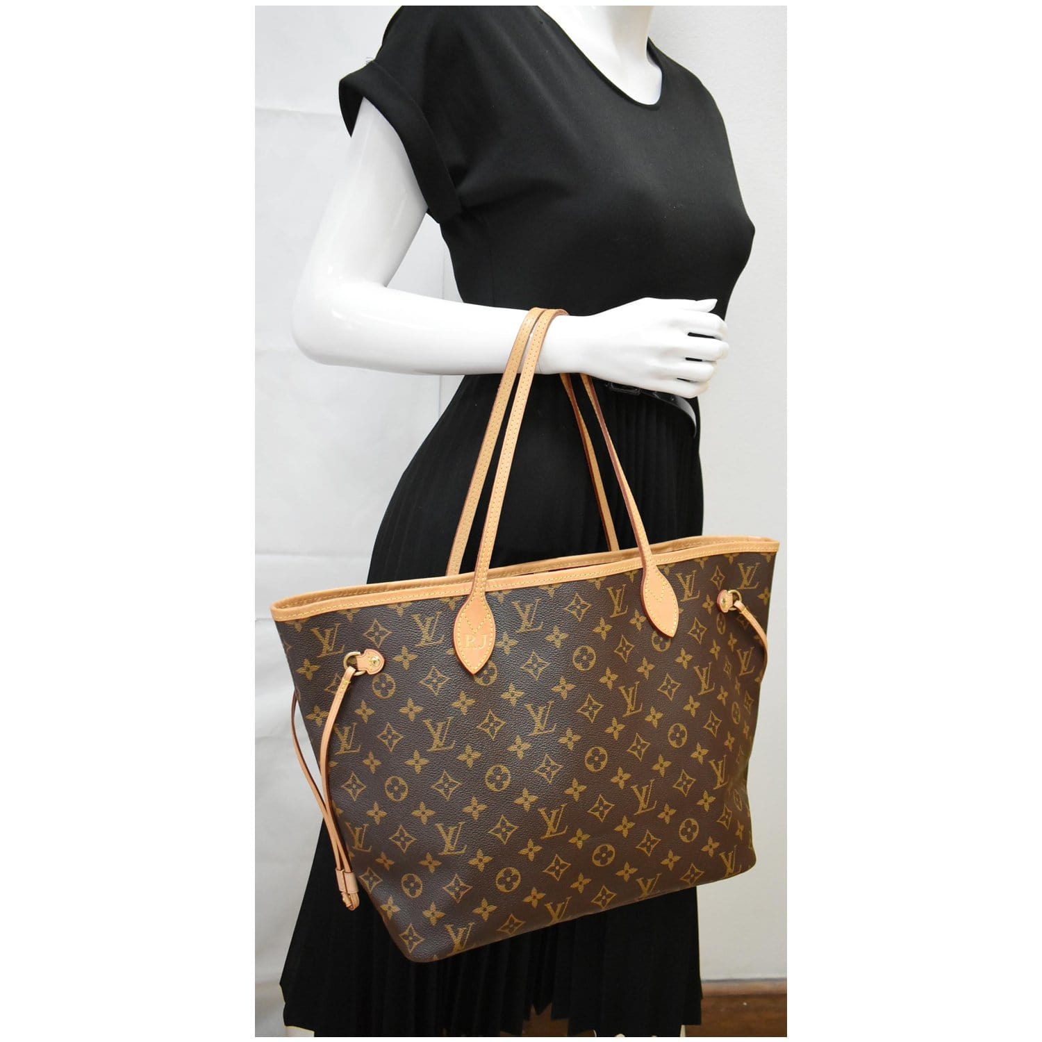 Louis Vuitton V Tote MM Monogram Canvas Tote Bag - DDH