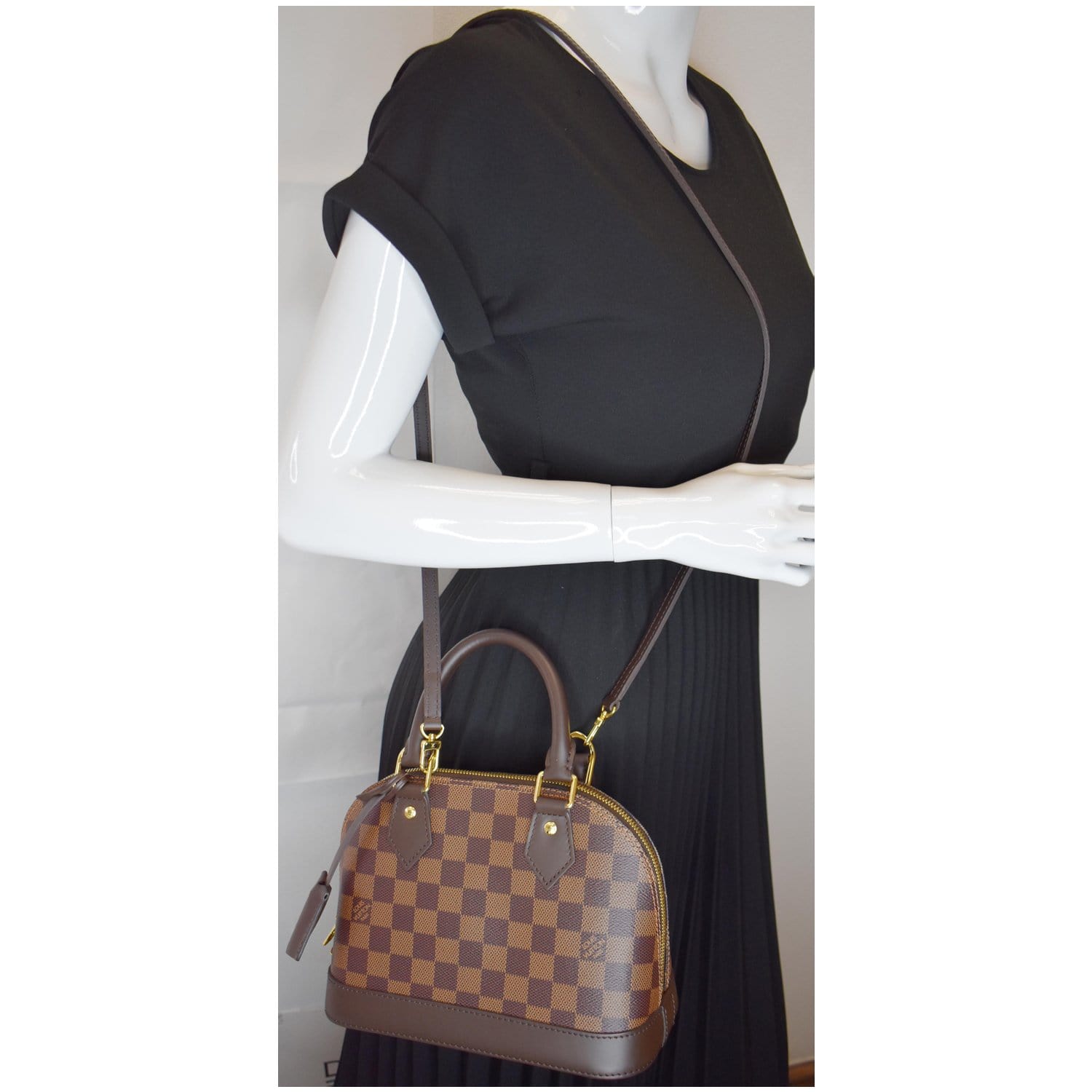 Louis Vuitton Alma BB in Damier Ebene  Louis vuitton handbags, Louis  vuitton vintage bags, Vintage louis vuitton handbags