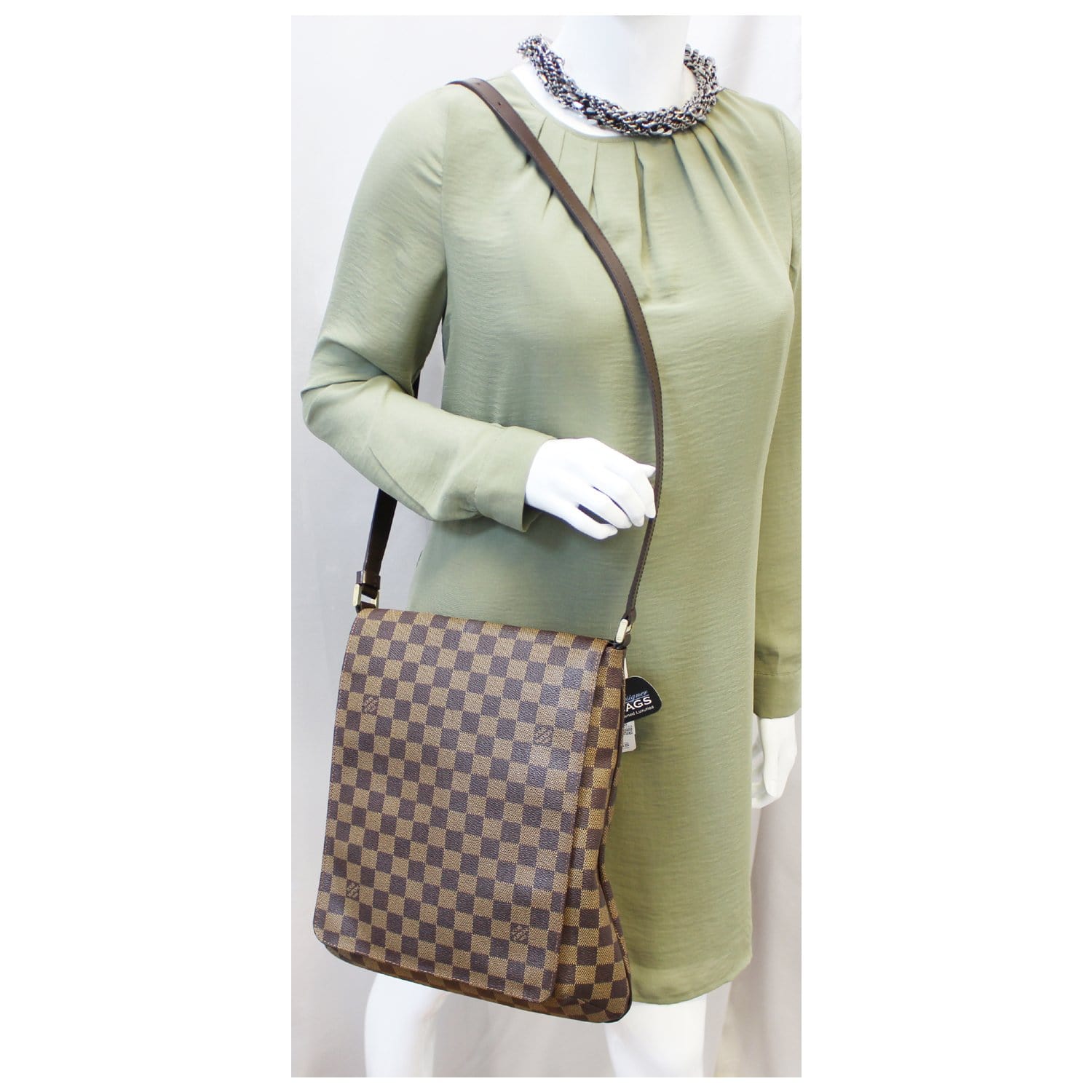 👜💫 Embrace timeless elegance with the Louis Vuitton Musette