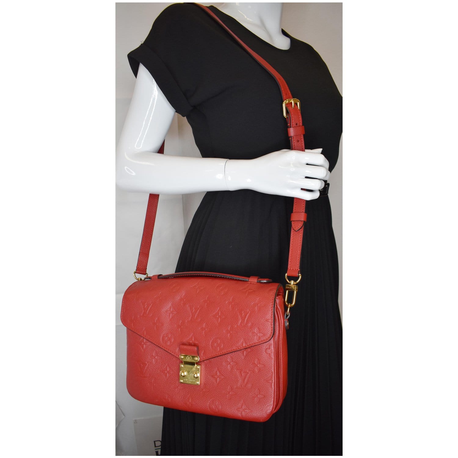 Metis leather crossbody bag Louis Vuitton Red in Leather - 25522434