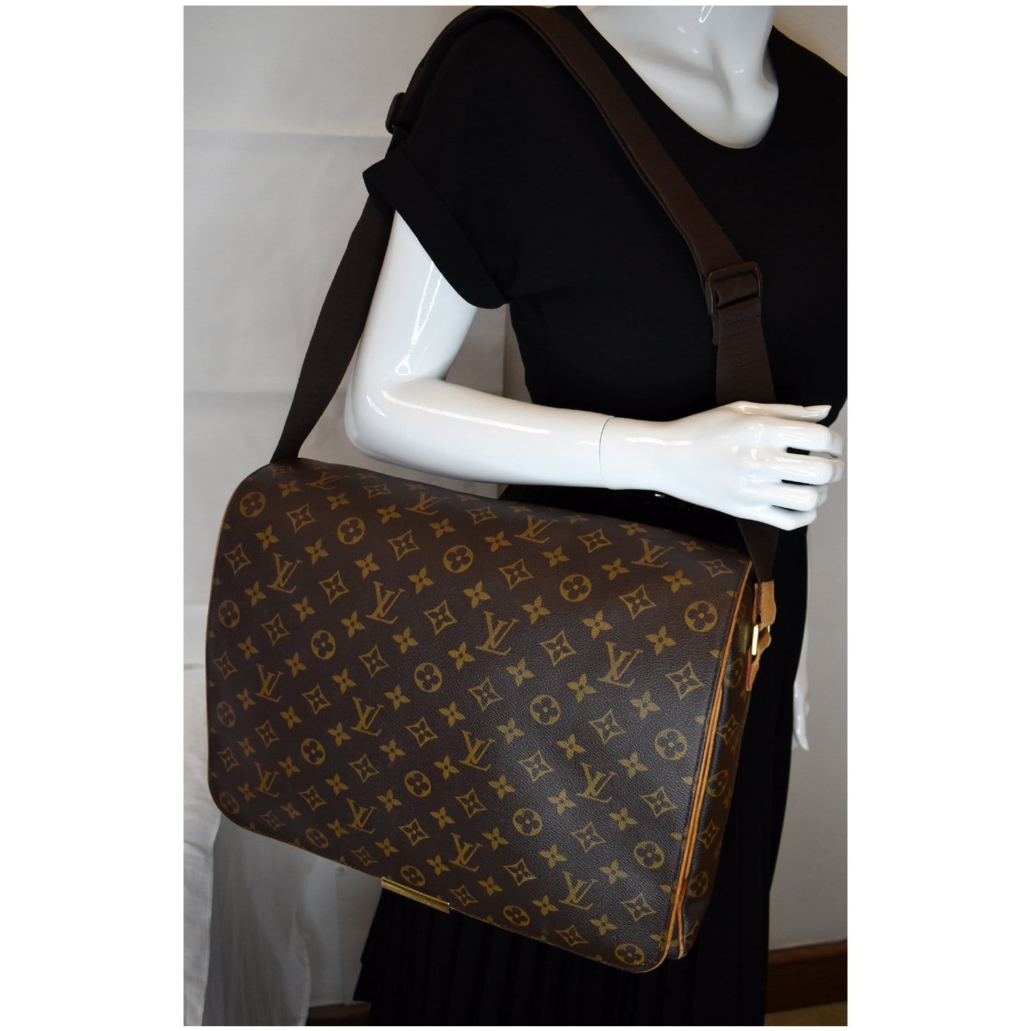 Pre-owned Louis Vuitton Abbesses Messenger Leather Bag In Brown