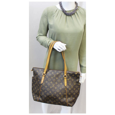 Louis Vuitton Totally MM Monogram Canvas Shoulder Handbag-US