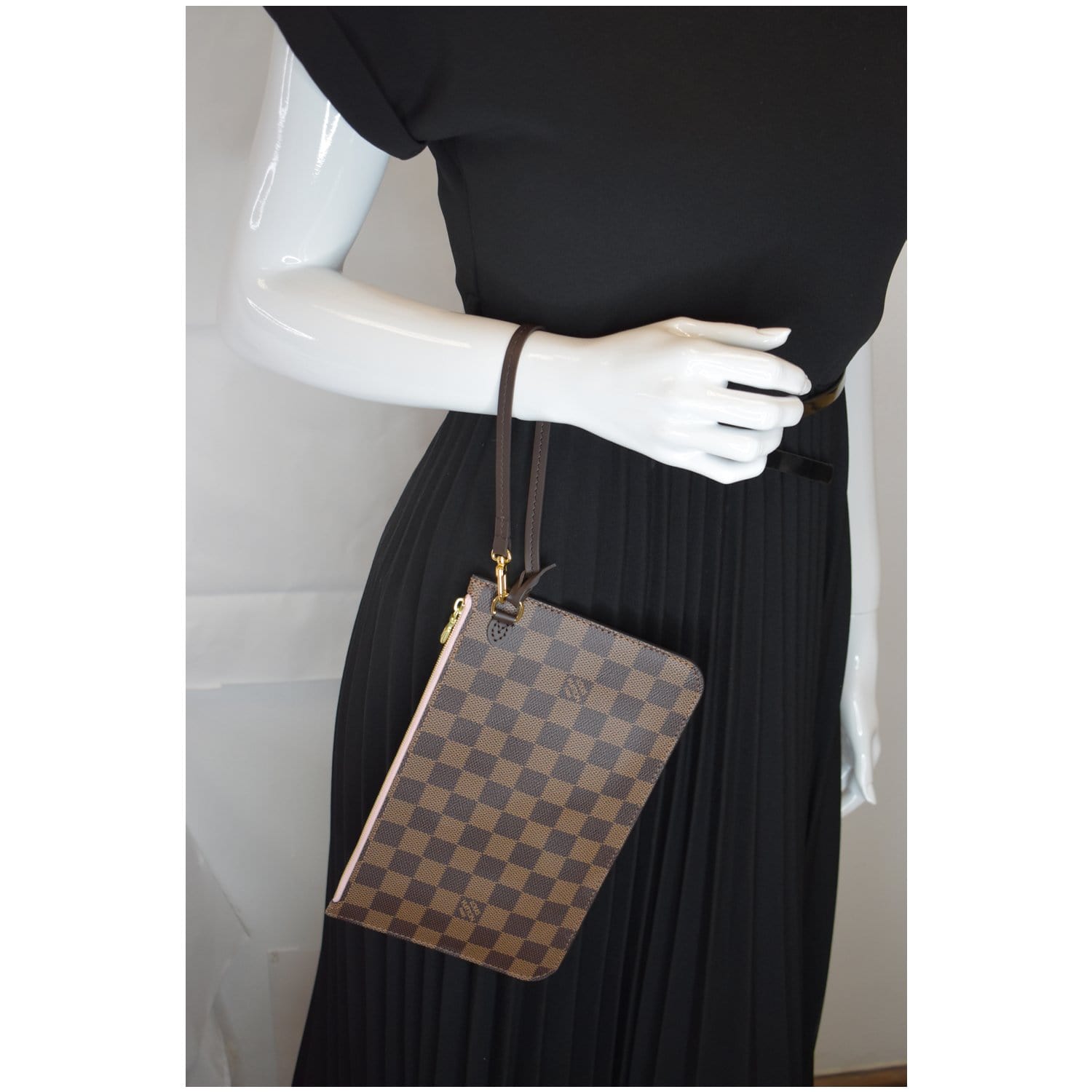 LOUIS VUITTON ACCESSOIRE CLUTCHWRIST BAG patent leather with gold tone  hardware top zip closure natural leather removable strap can be worn  around the wrist with dust bag 20cm x 12cm H